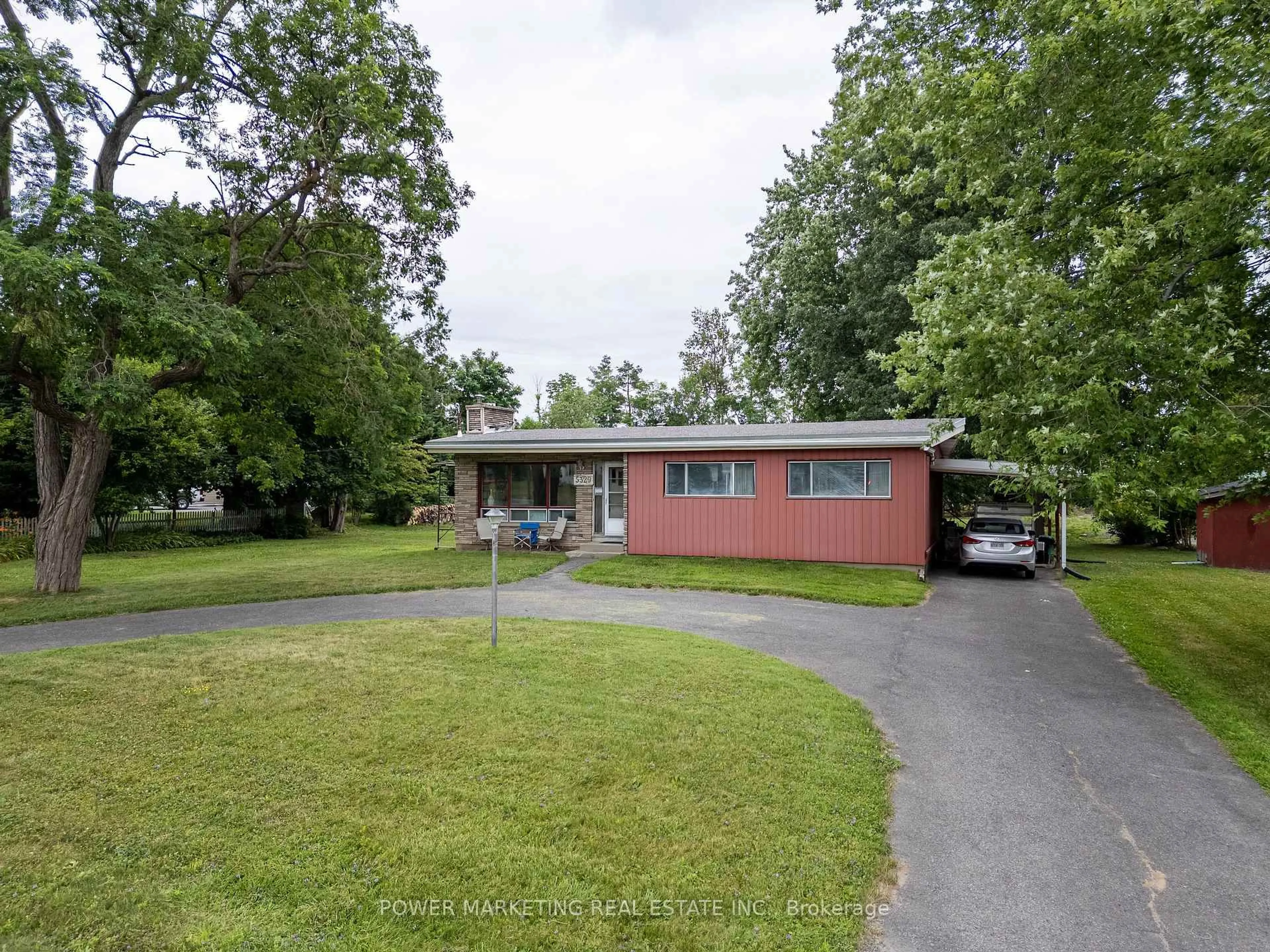 A pic from outside/outdoor area/front of a property/back of a property/a pic from drone, street for 5329 Bank St, Ottawa Ontario K1X 1H1