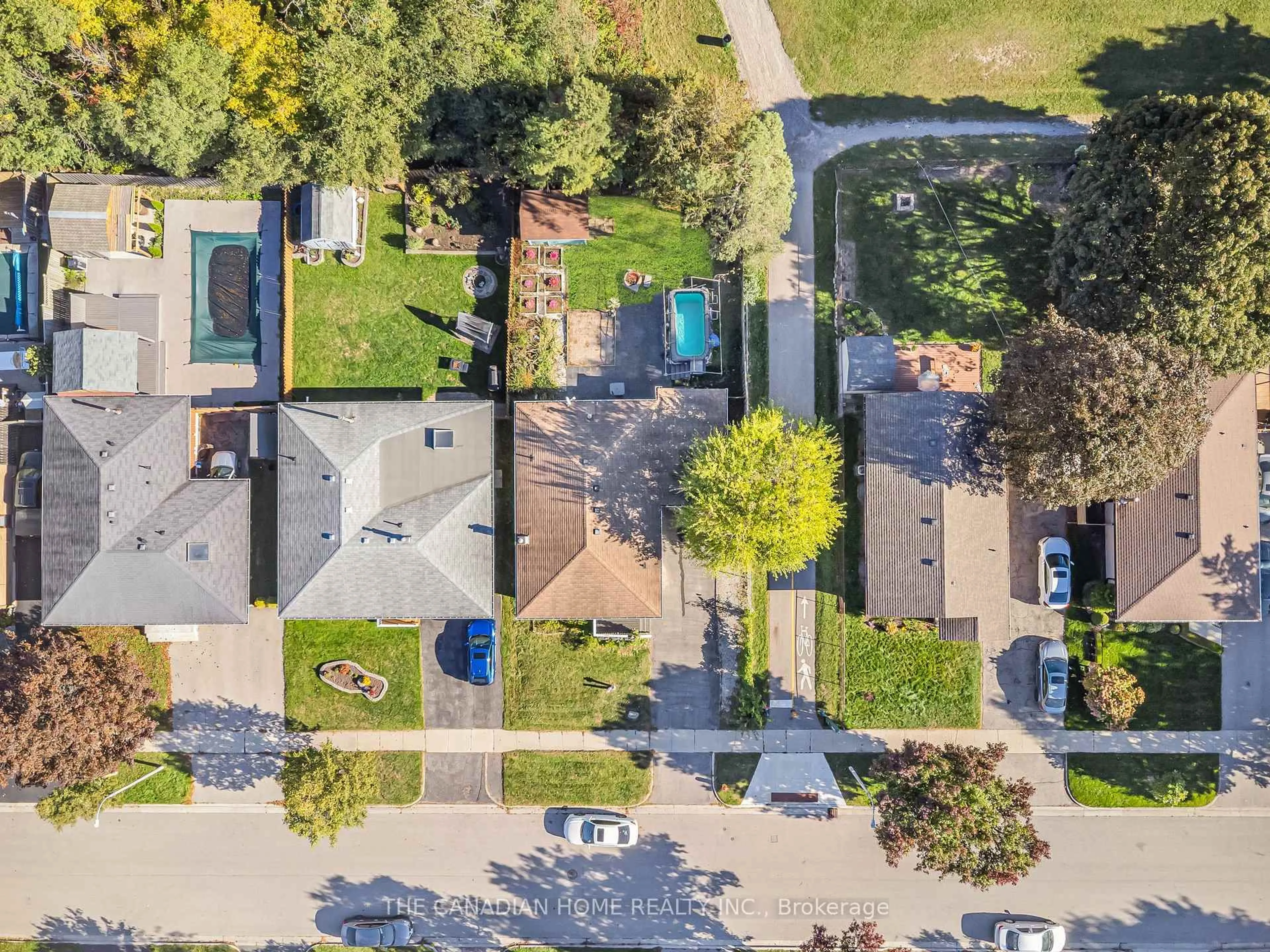 A pic from outside/outdoor area/front of a property/back of a property/a pic from drone, street for 146 Appalachian Cres, Kitchener Ontario N2E 1A4