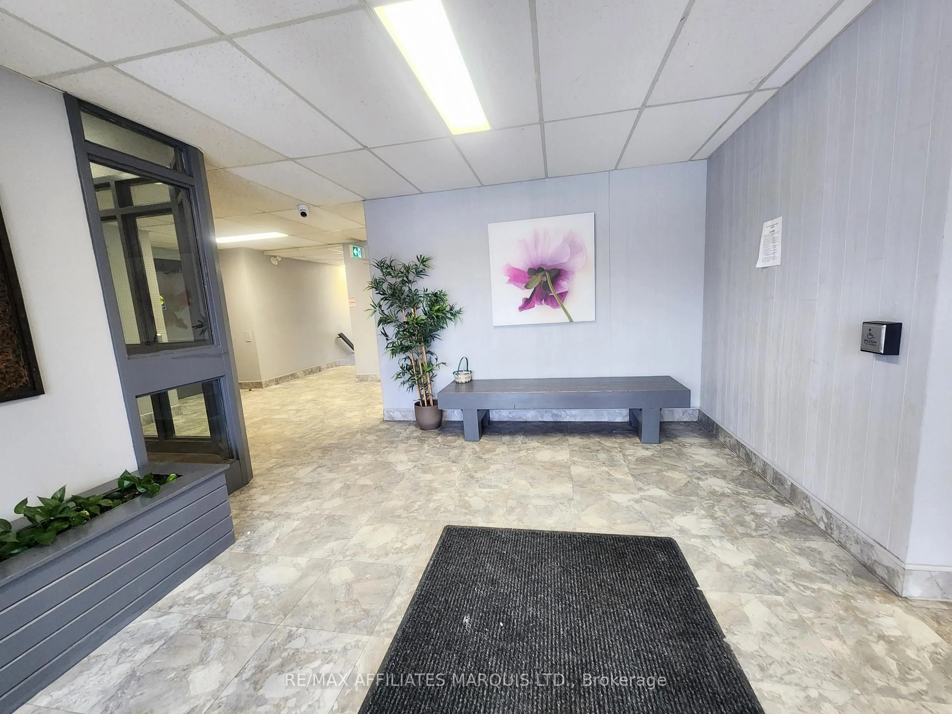 Indoor foyer for 845 Kyle Crt #409, Brockville Ontario K6V 6K7