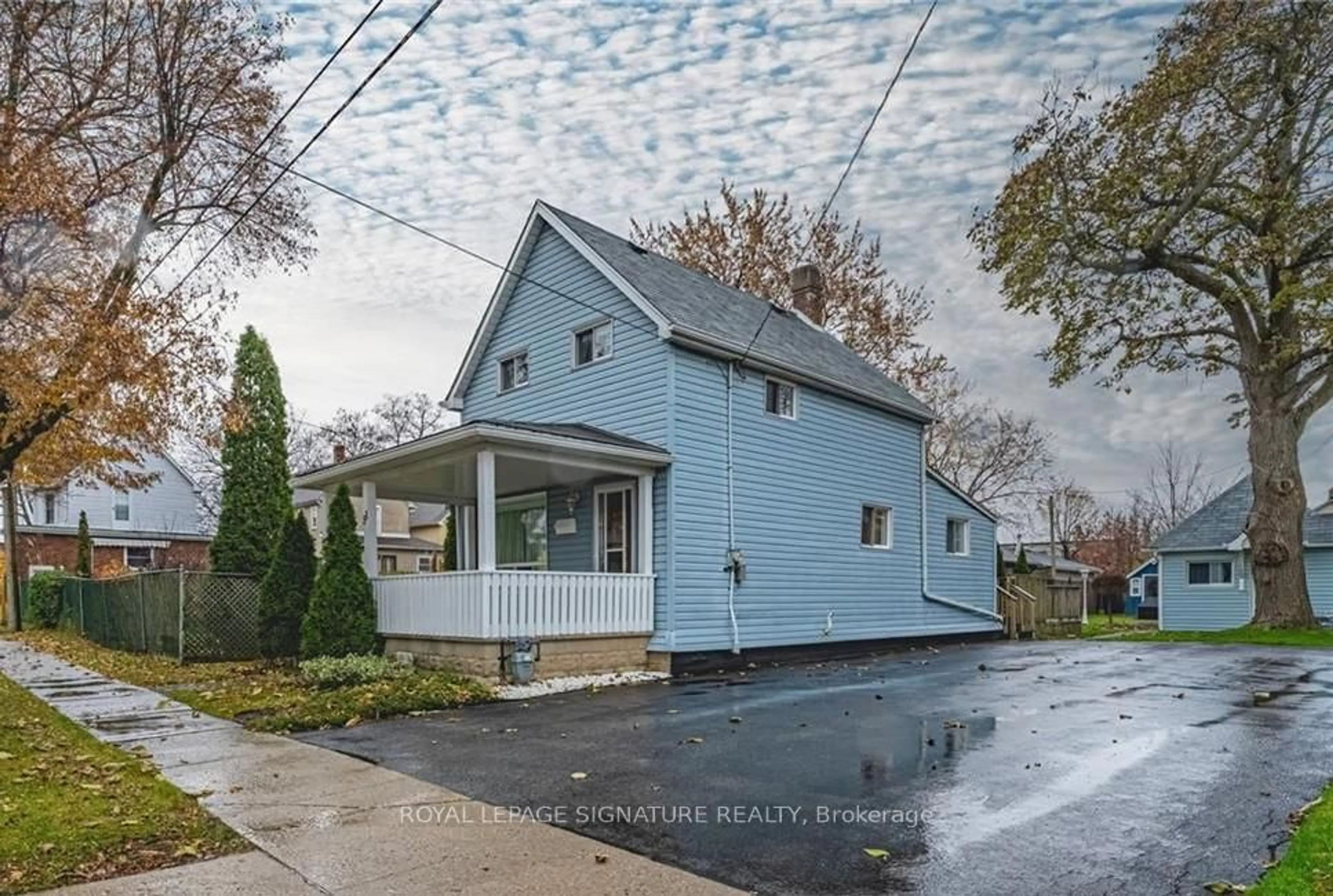 Home with vinyl exterior material, street for 51 Fourth St, Welland Ontario L3B 4X7