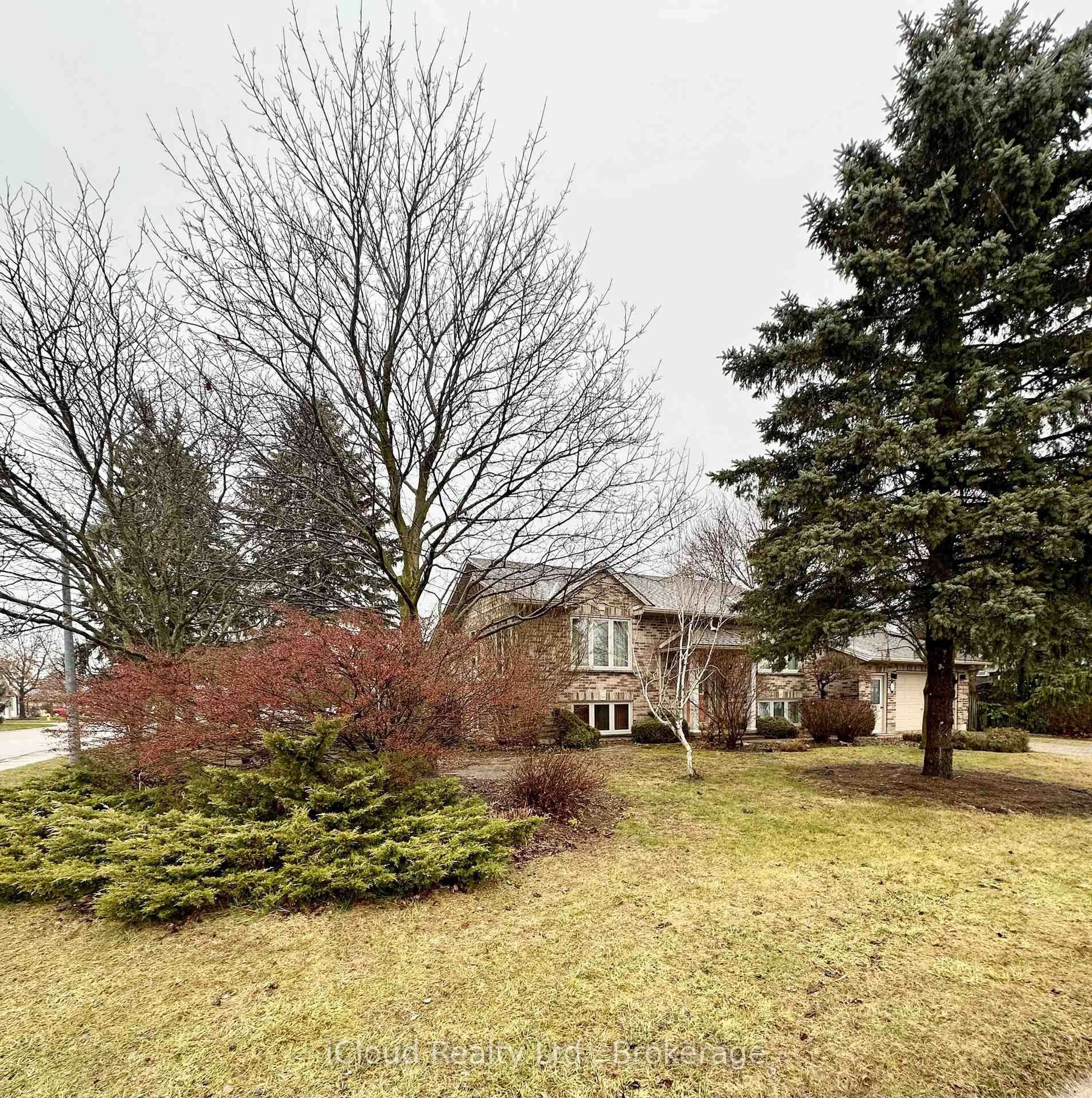 A pic from outside/outdoor area/front of a property/back of a property/a pic from drone, street for 86 GLENDALE Dr, Tillsonburg Ontario N4G 1J7