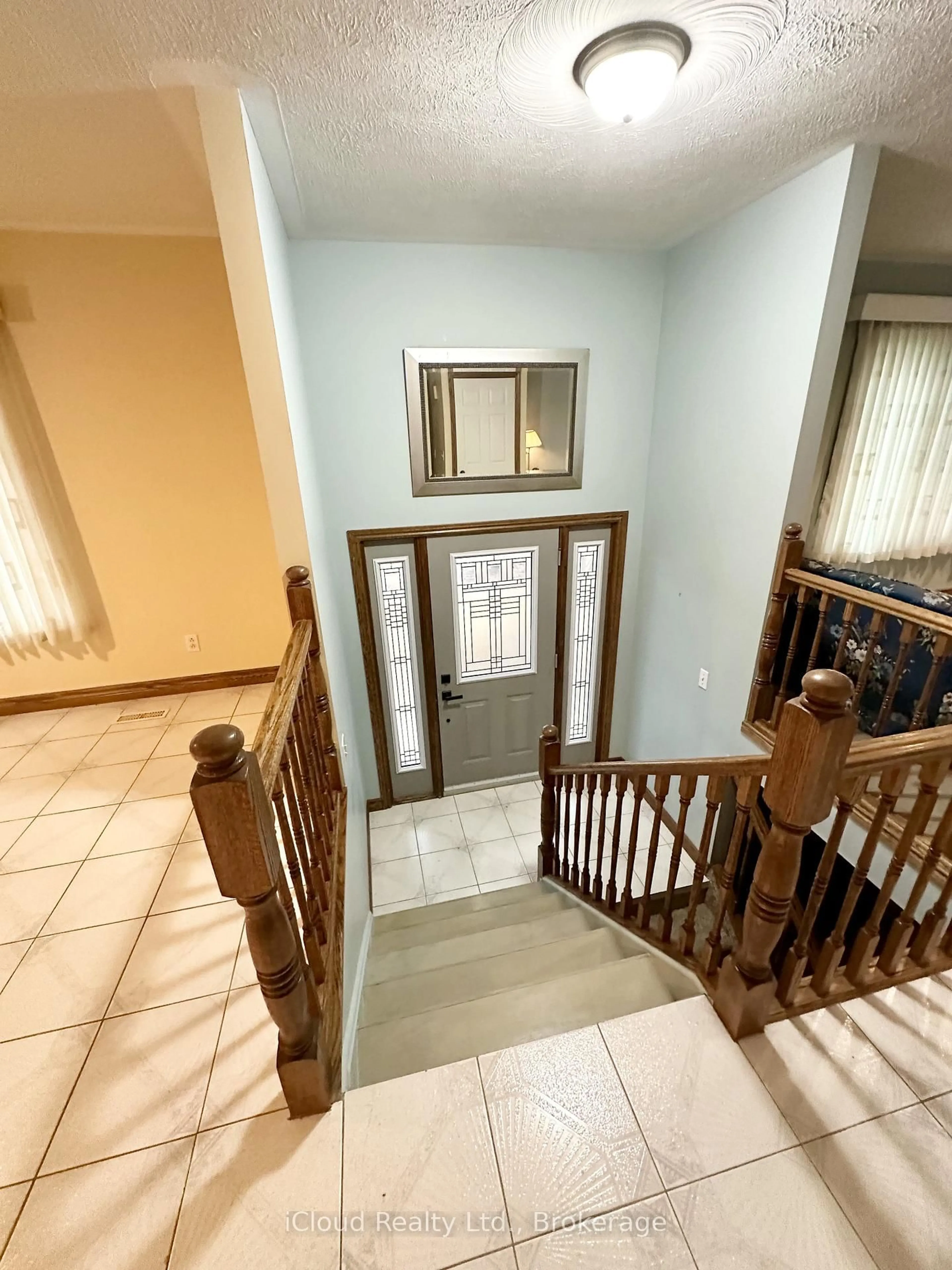 Indoor foyer for 86 GLENDALE Dr, Tillsonburg Ontario N4G 1J7