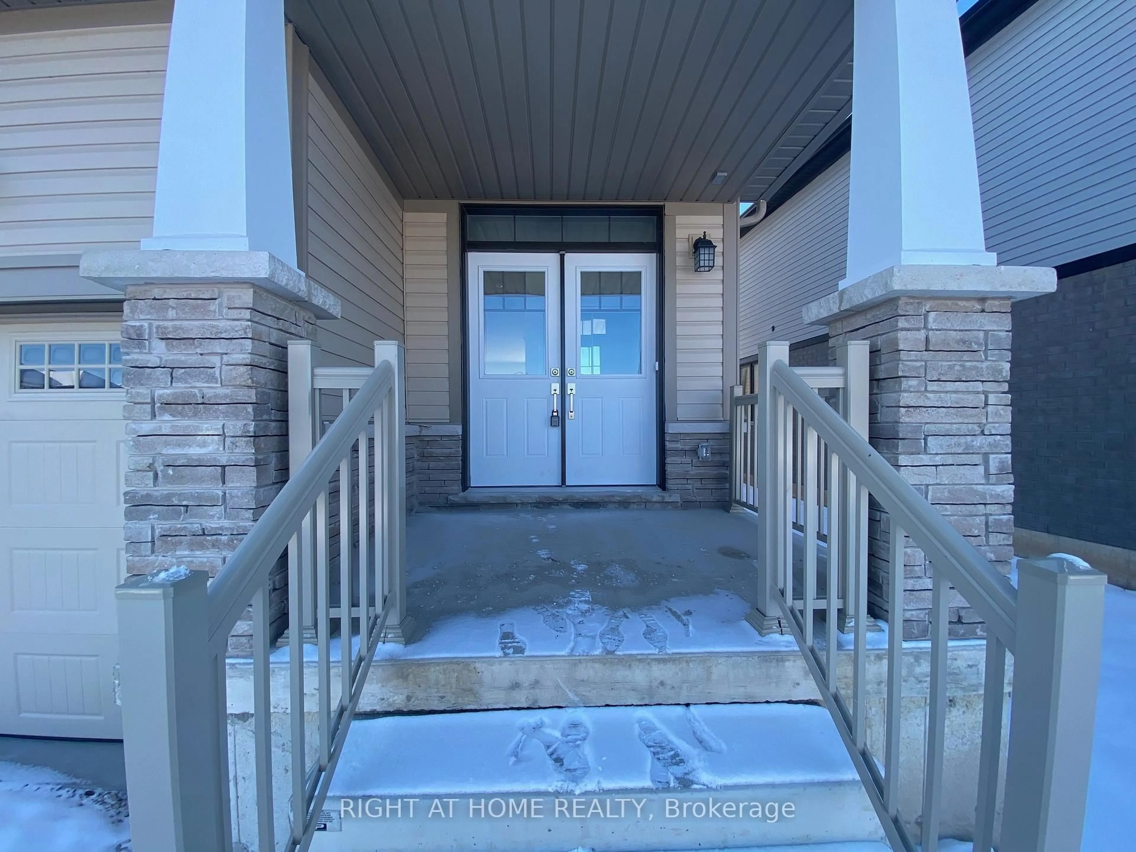 Indoor entryway for 74 Witteveen Dr, Brantford Ontario N3T 0S3