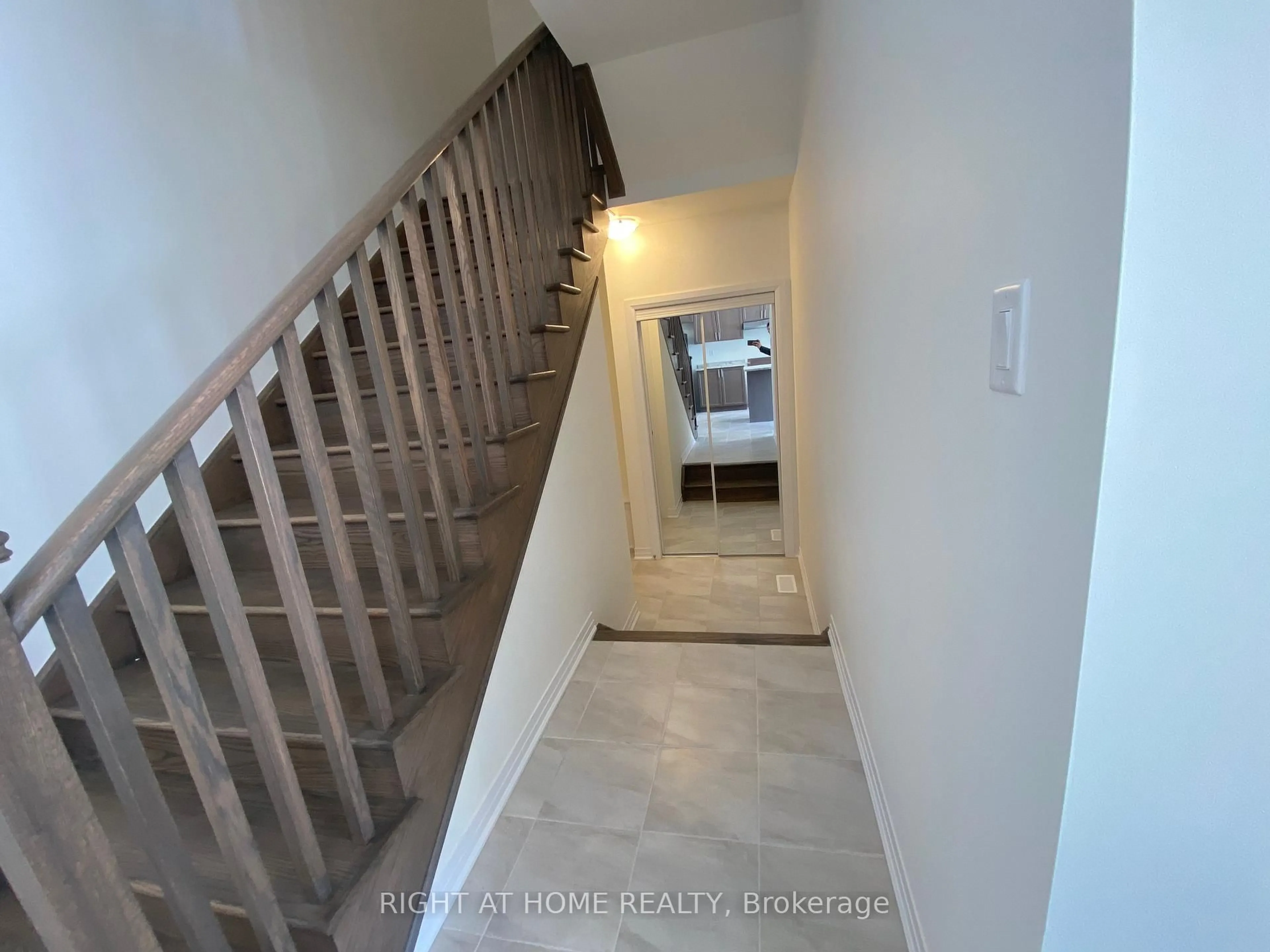 Stairs for 74 Witteveen Dr, Brantford Ontario N3T 0S3
