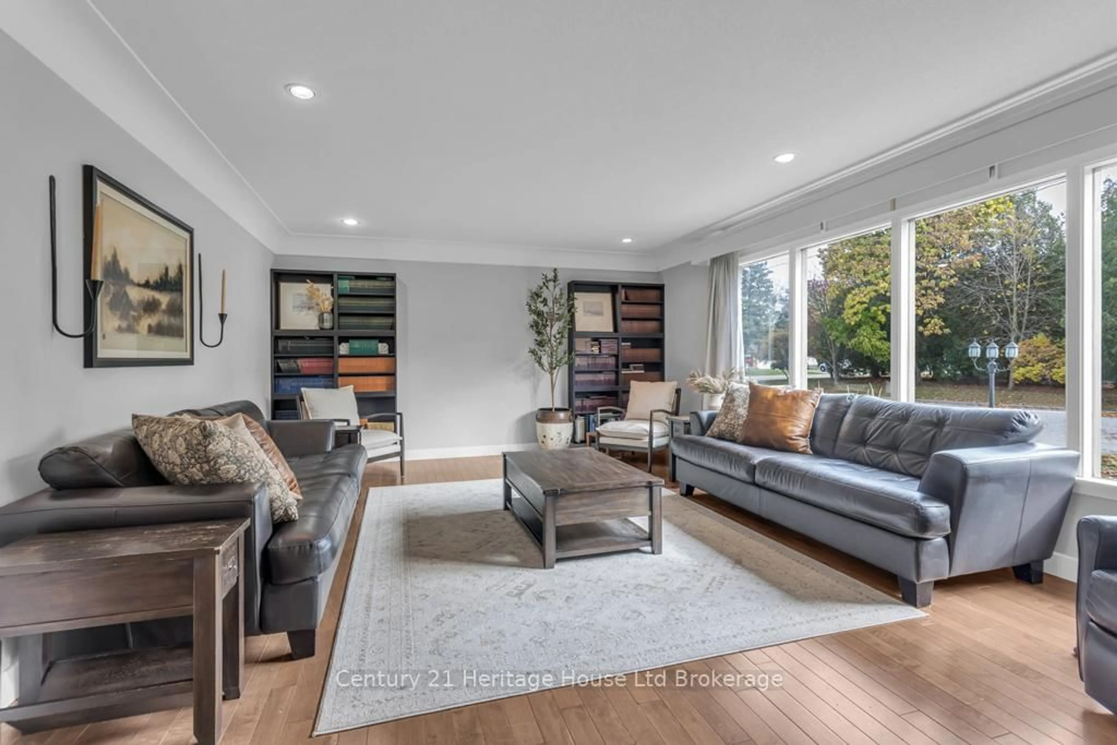 Living room with furniture, unknown for 1 Highland Dr, Tillsonburg Ontario N4G 2E8