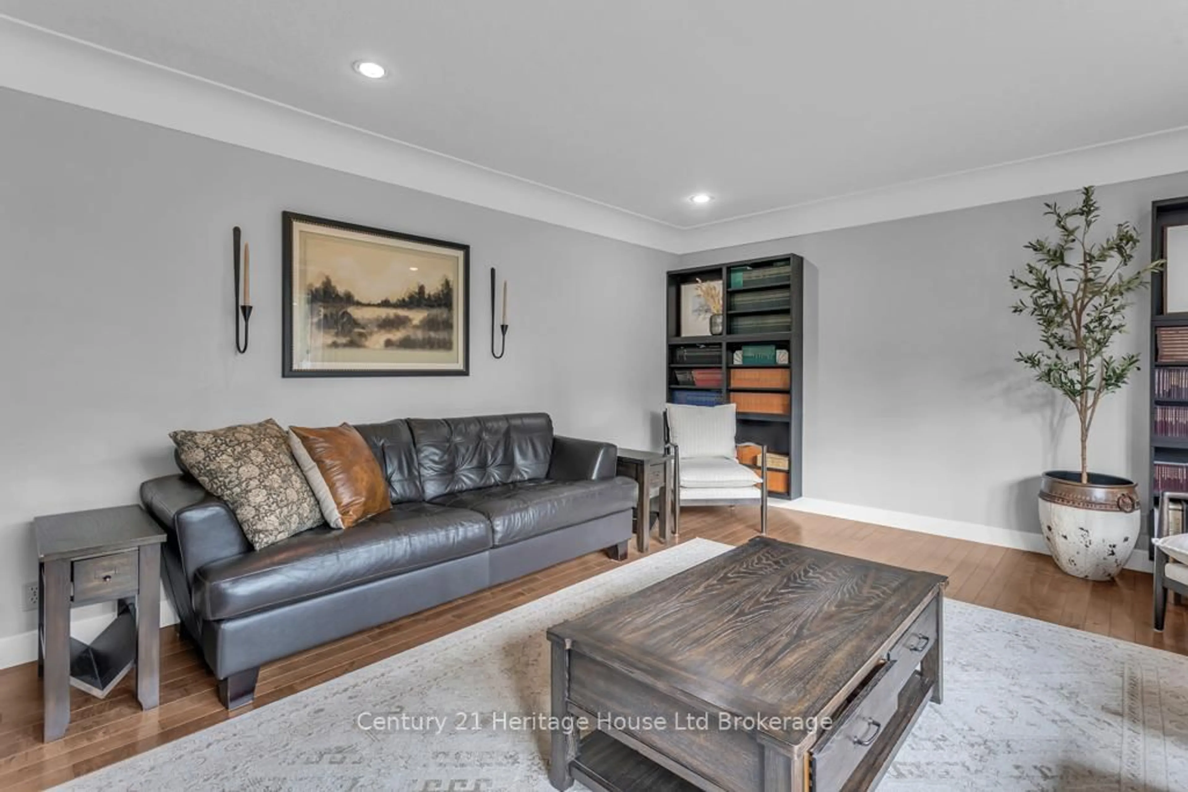 Living room with furniture, unknown for 1 Highland Dr, Tillsonburg Ontario N4G 2E8