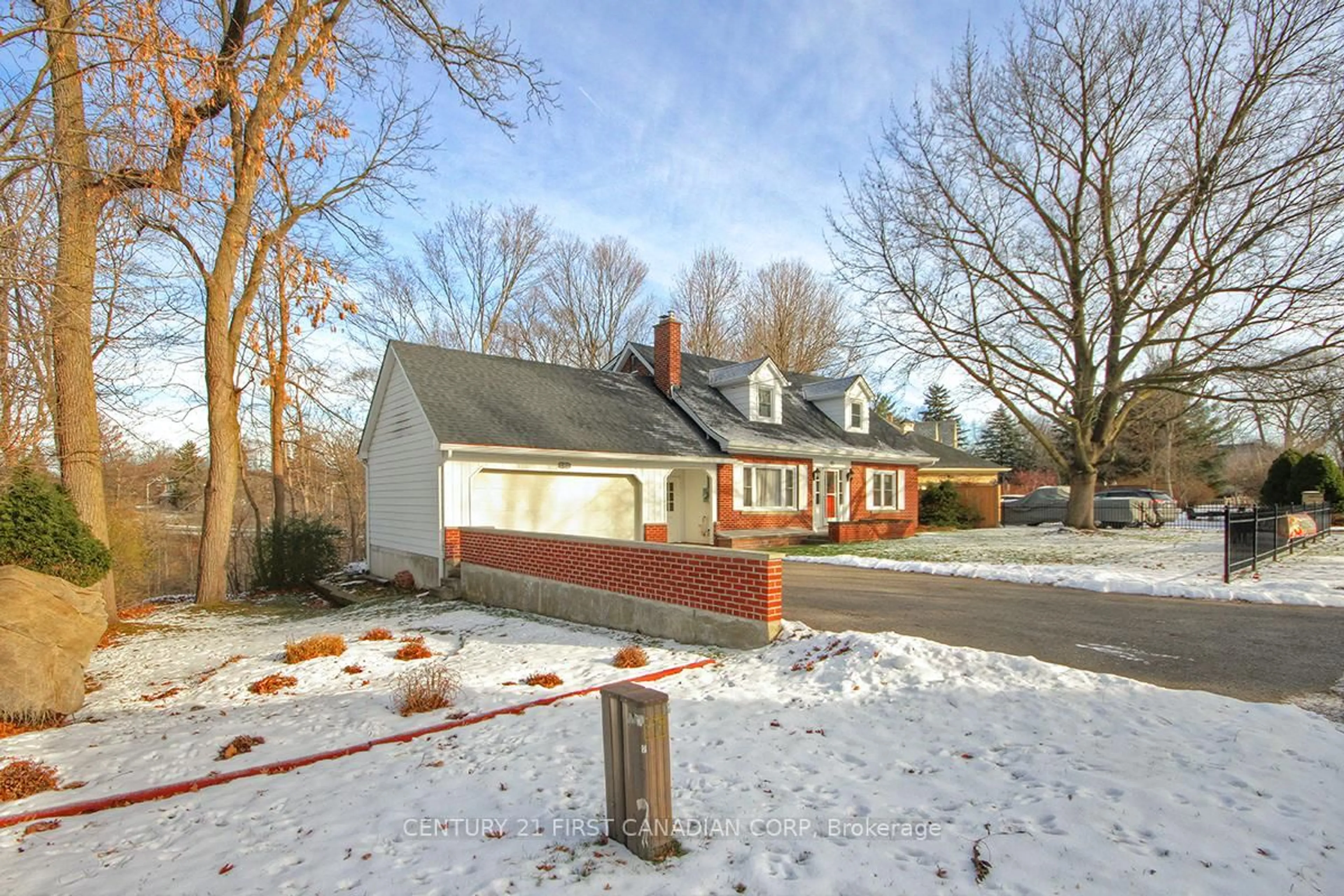 A pic from outside/outdoor area/front of a property/back of a property/a pic from drone, street for 10 Regent St, St. Thomas Ontario N5R 1Z8