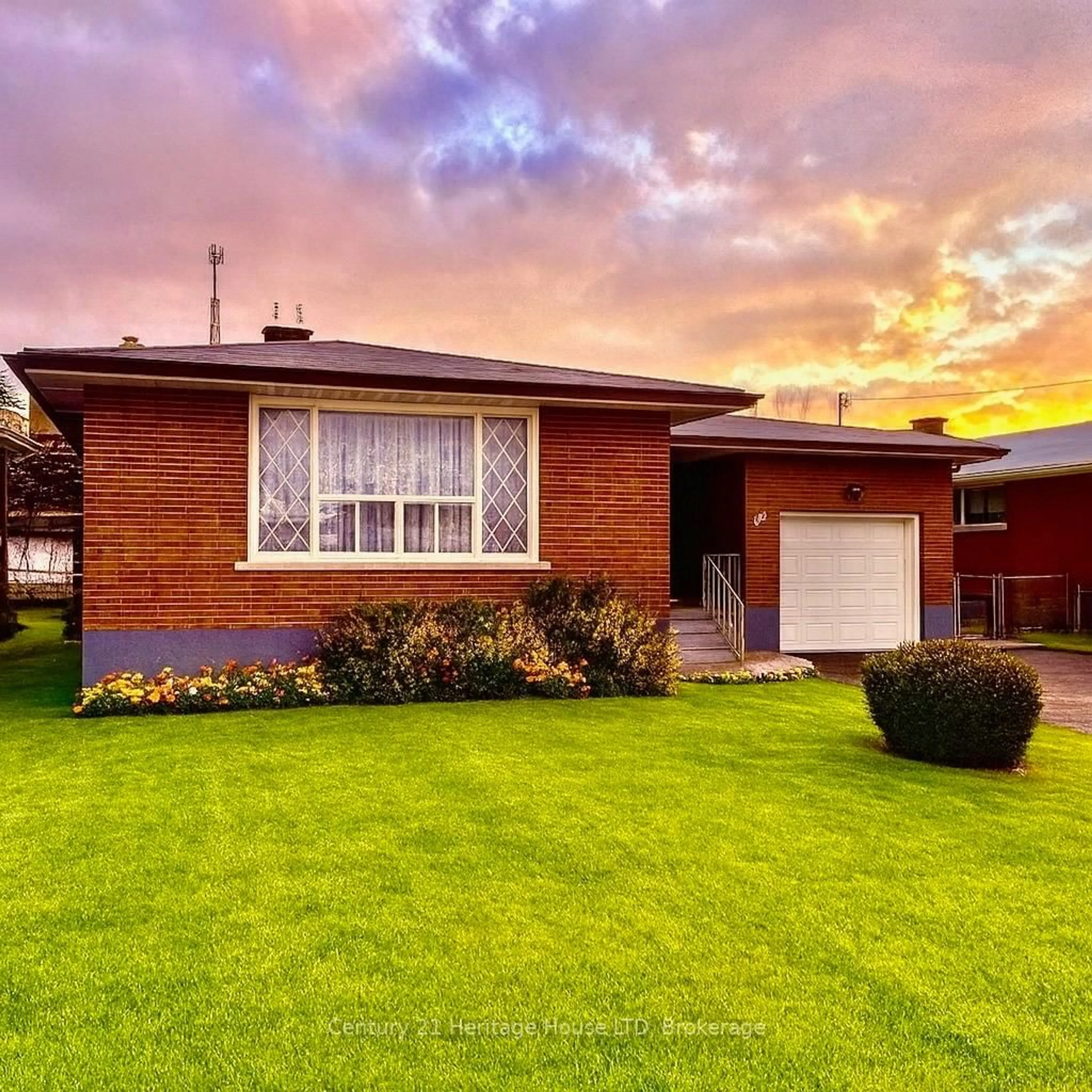 Home with brick exterior material, street for 14 Drury Cres, St. Catharines Ontario L2M 6B6