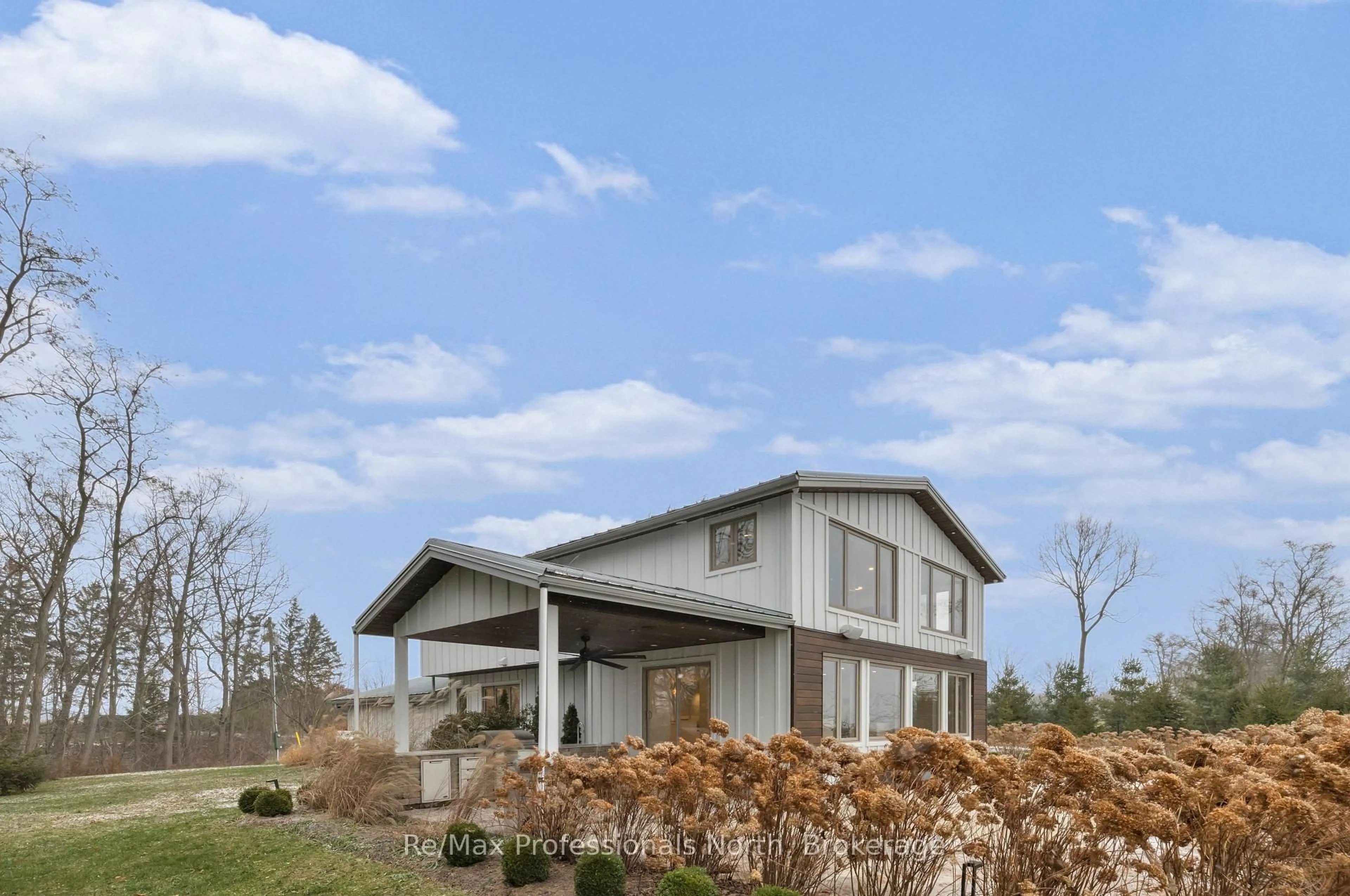 Home with vinyl exterior material, unknown for 434 Front Rd, Norfolk Ontario N0E 1P0