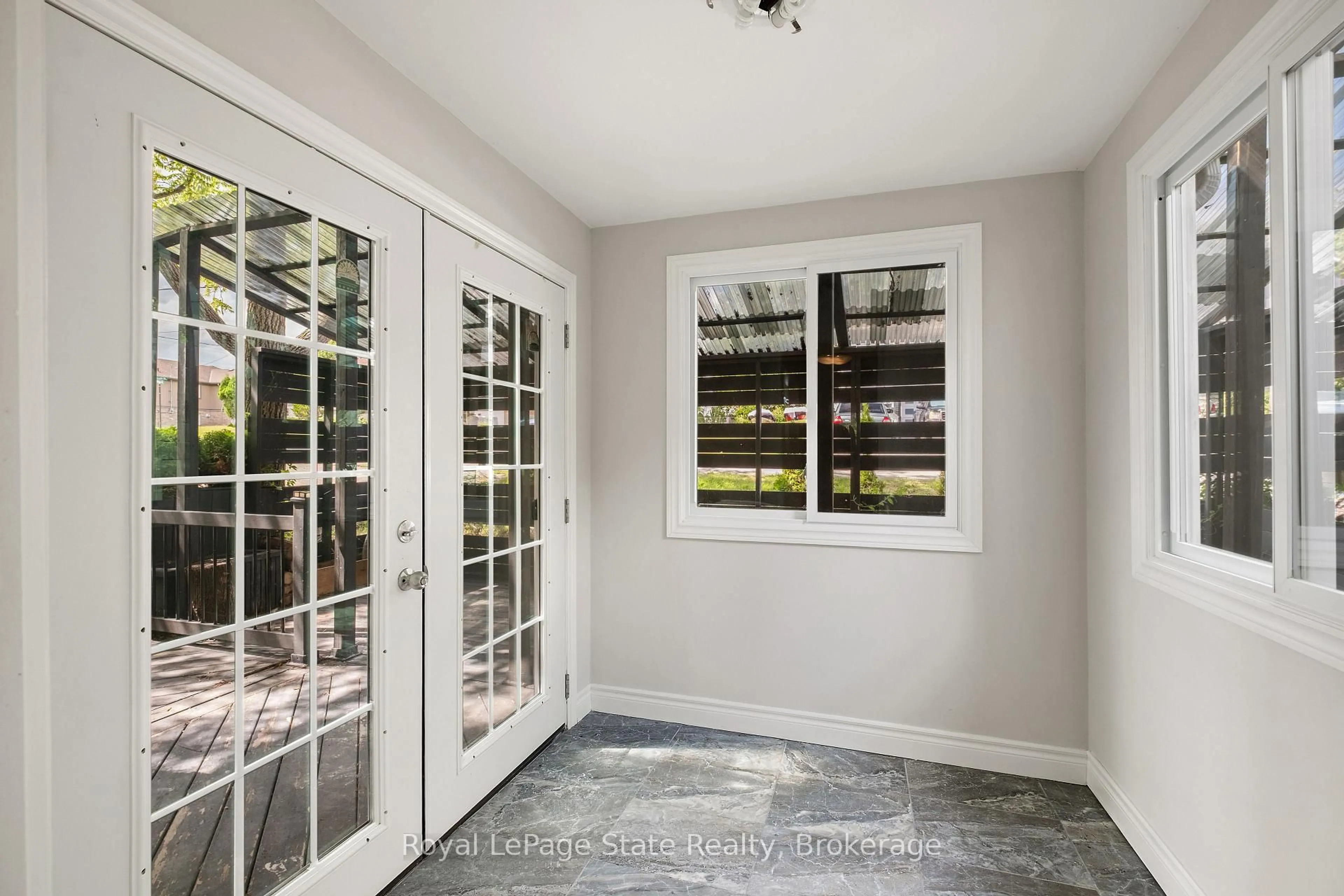 Indoor entryway for 69 Hillview Rd, St. Catharines Ontario L2S 1S8