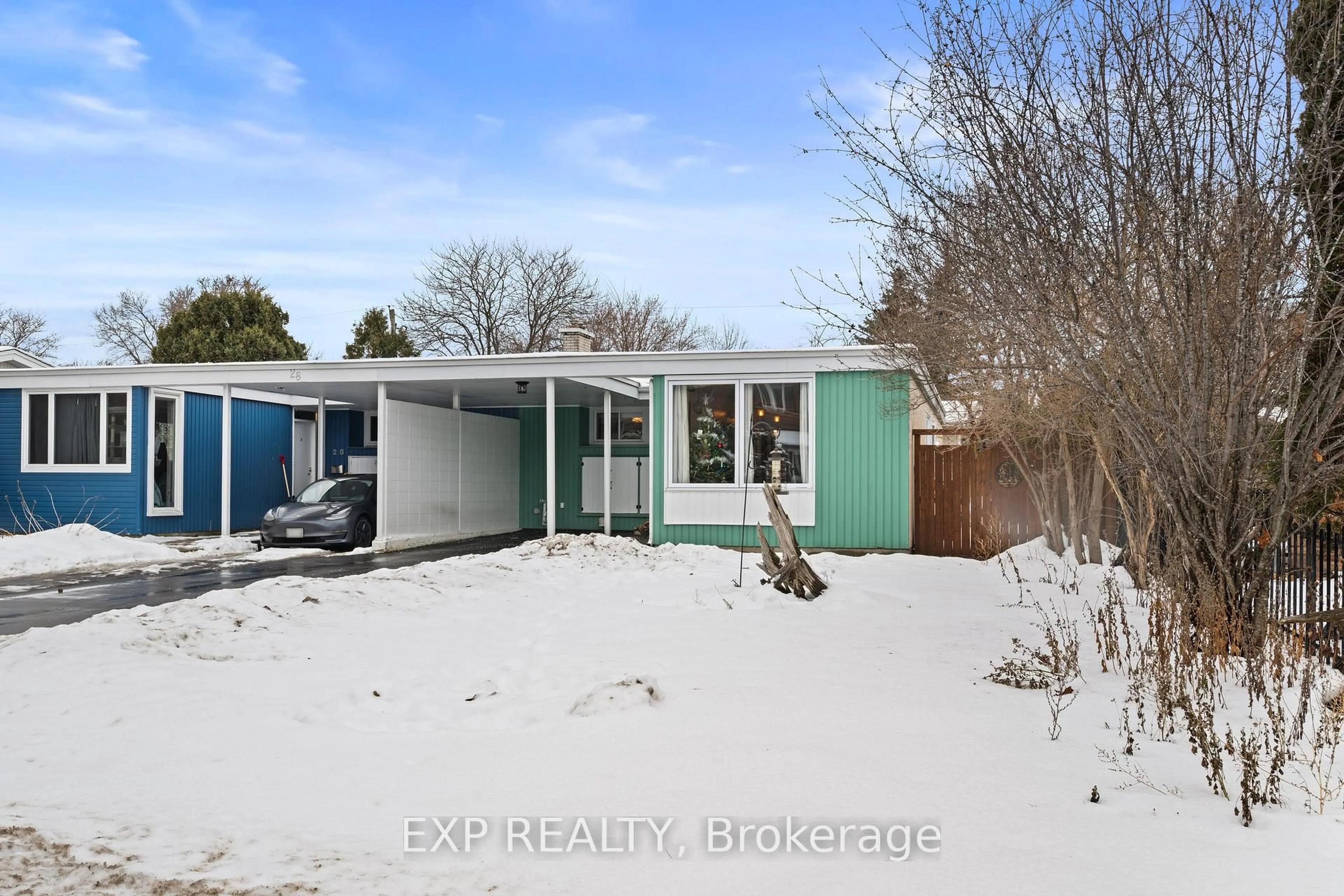 A pic from outside/outdoor area/front of a property/back of a property/a pic from drone, street for 26 Leeming Dr, Ottawa Ontario K2H 5P7