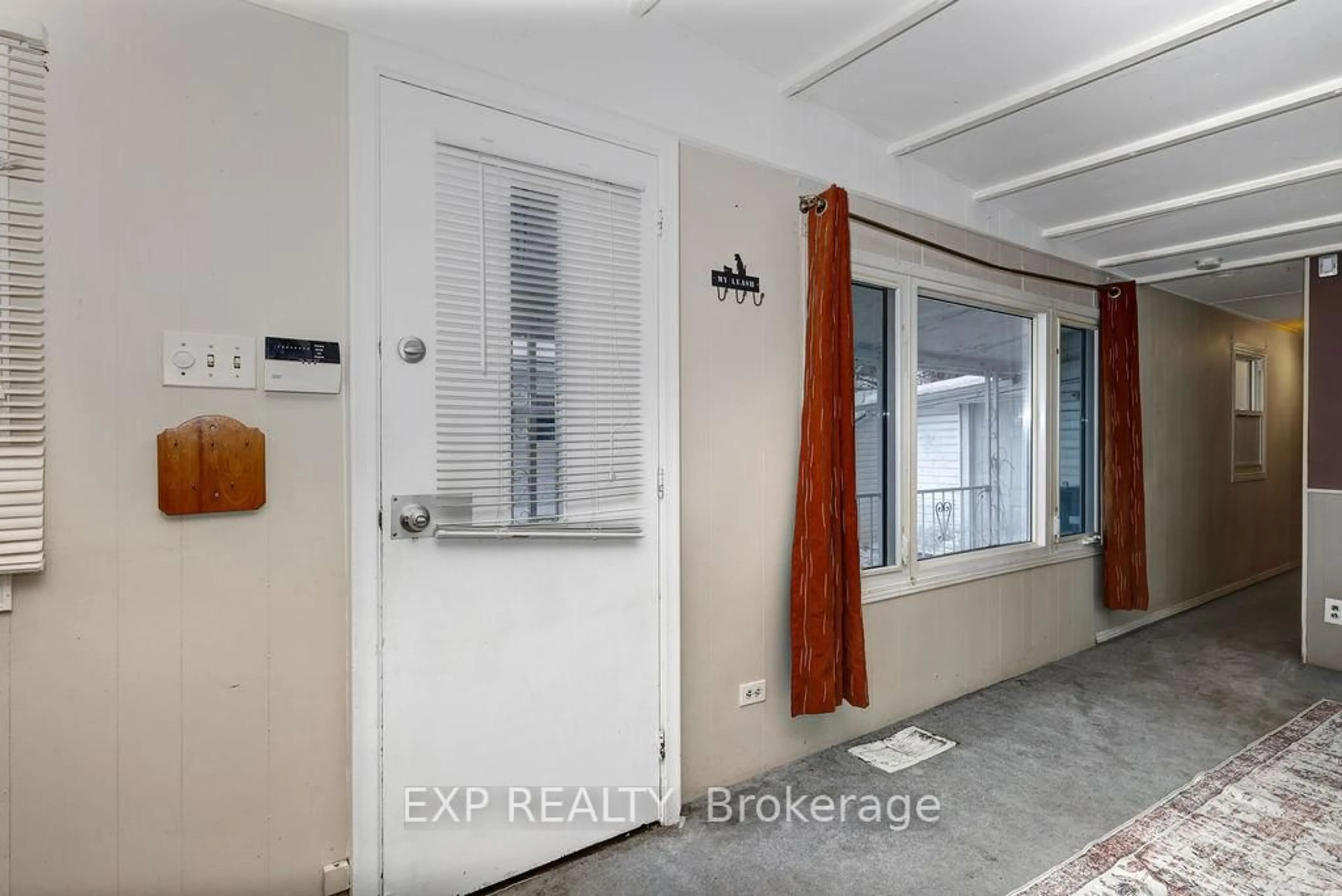 Indoor entryway for 9 Dell Ave, Ottawa Ontario K2H 7R4