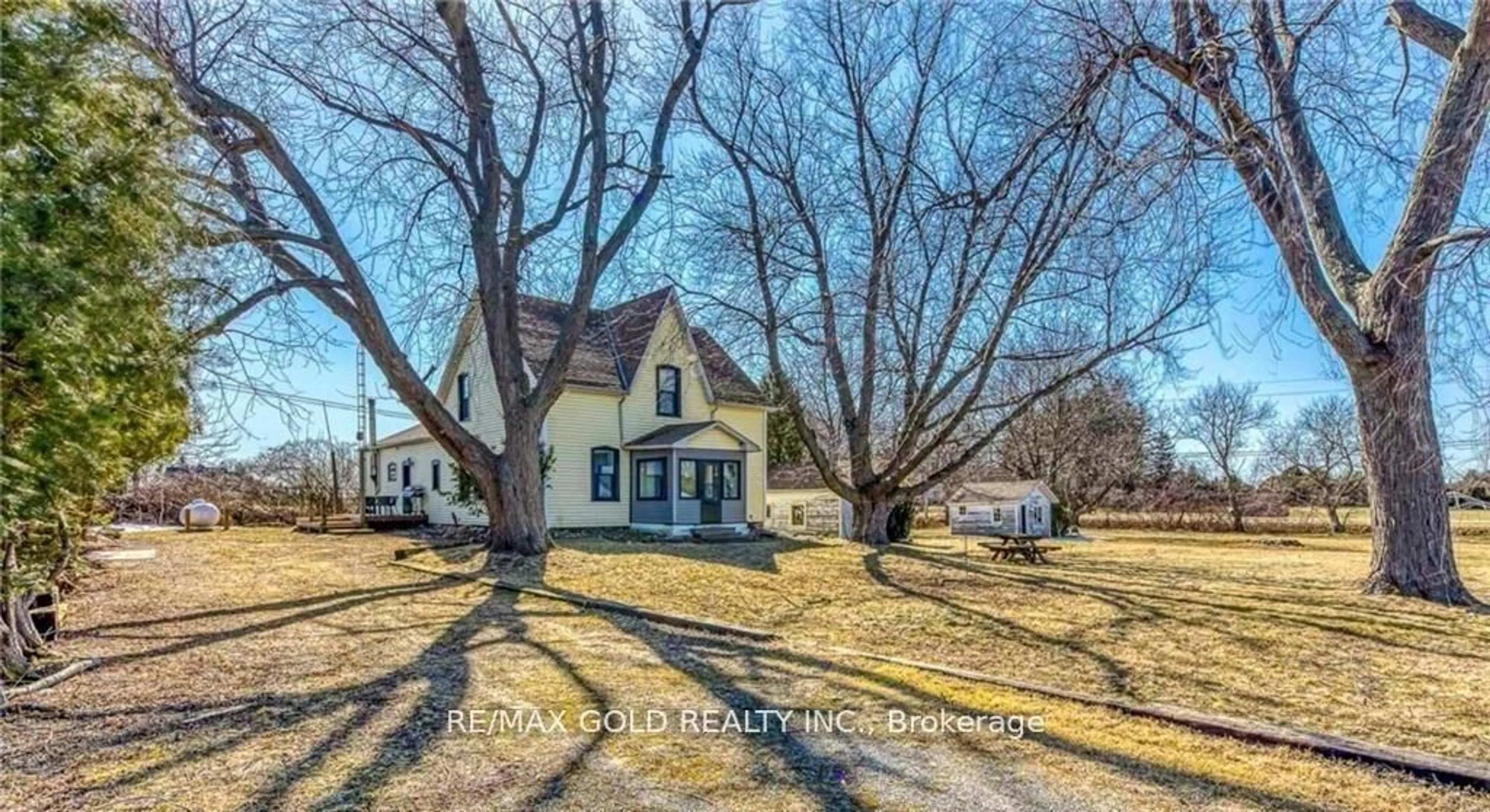 A pic from outside/outdoor area/front of a property/back of a property/a pic from drone, street for 3590 Lakeshore Rd, Lincoln Ontario L0R 1B1