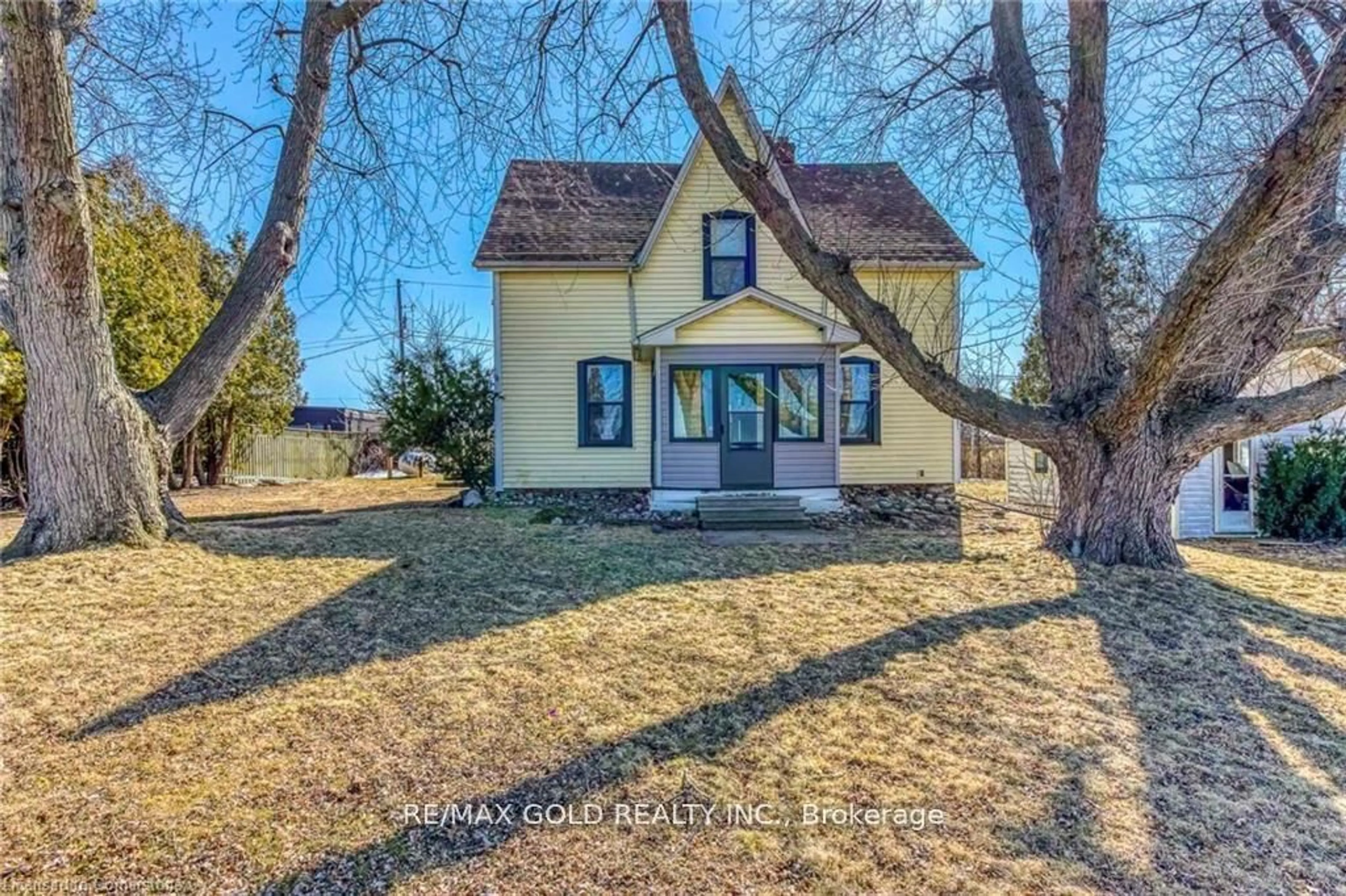 A pic from outside/outdoor area/front of a property/back of a property/a pic from drone, street for 3590 Lakeshore Rd, Lincoln Ontario L0R 1B1