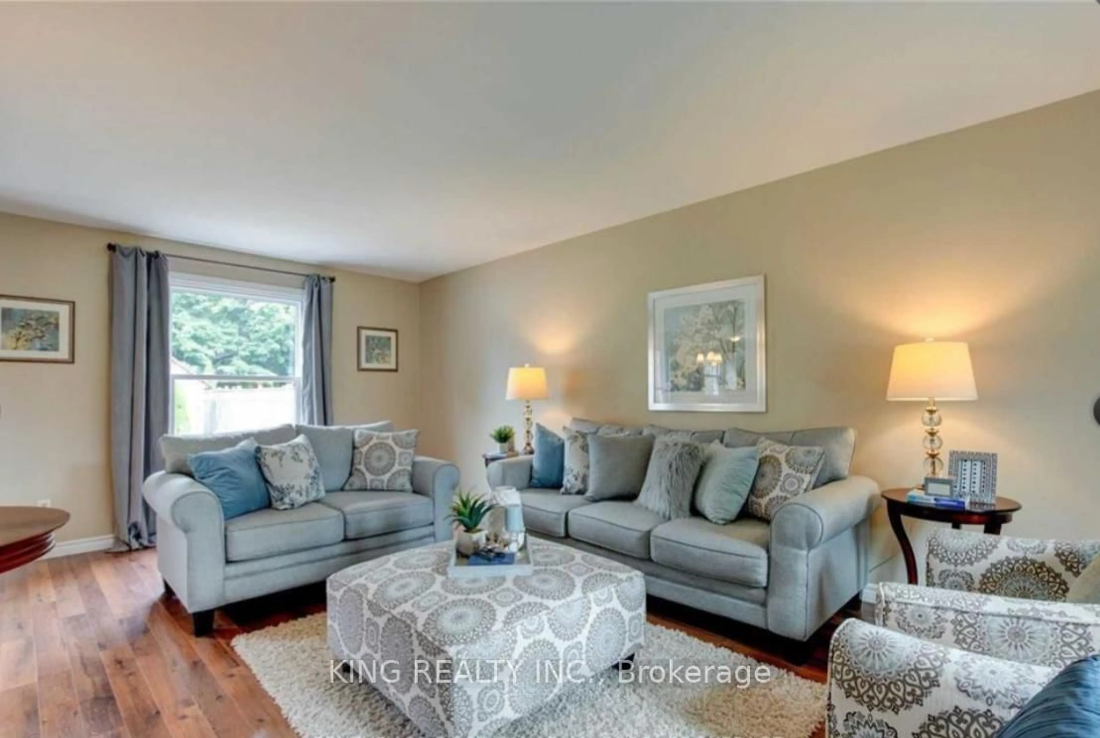 Living room with furniture, unknown for 960 Farnham Rd, London South Ontario N6K 1S1