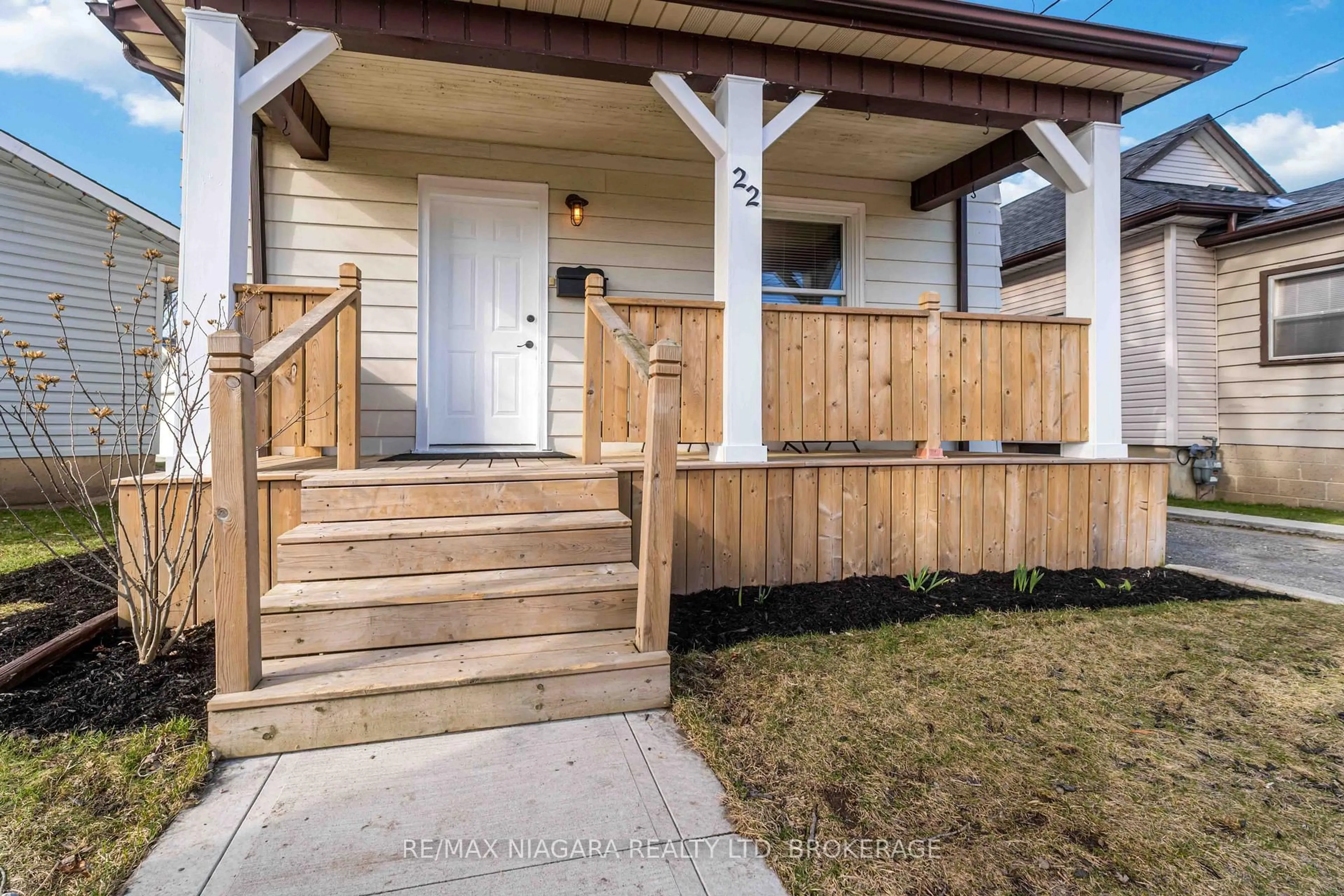 Unknown for 22 Bertram St, St. Catharines Ontario L2R 1A8