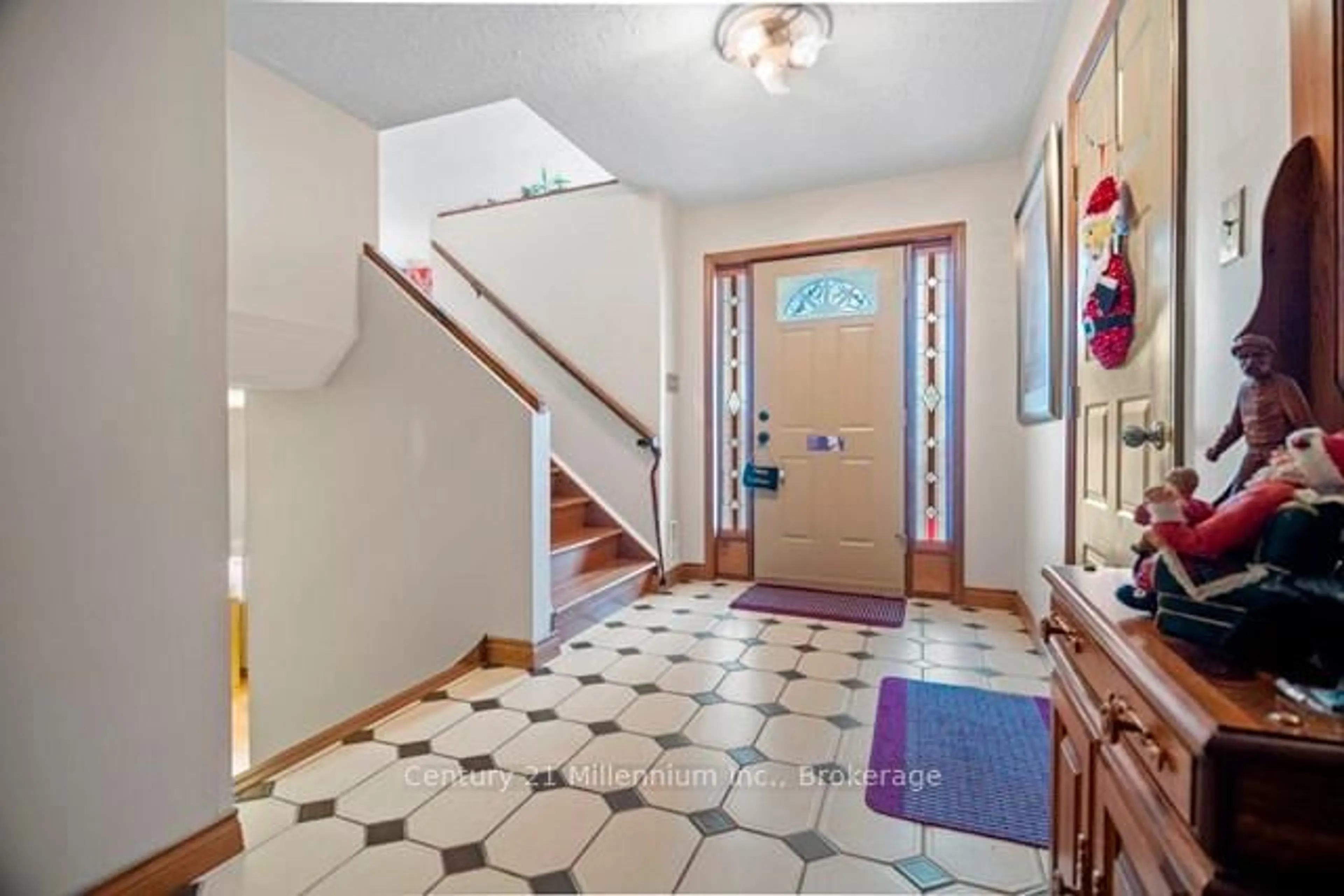 Indoor foyer for 898 McPherson Cres, Kincardine Ontario N2Z 1M1
