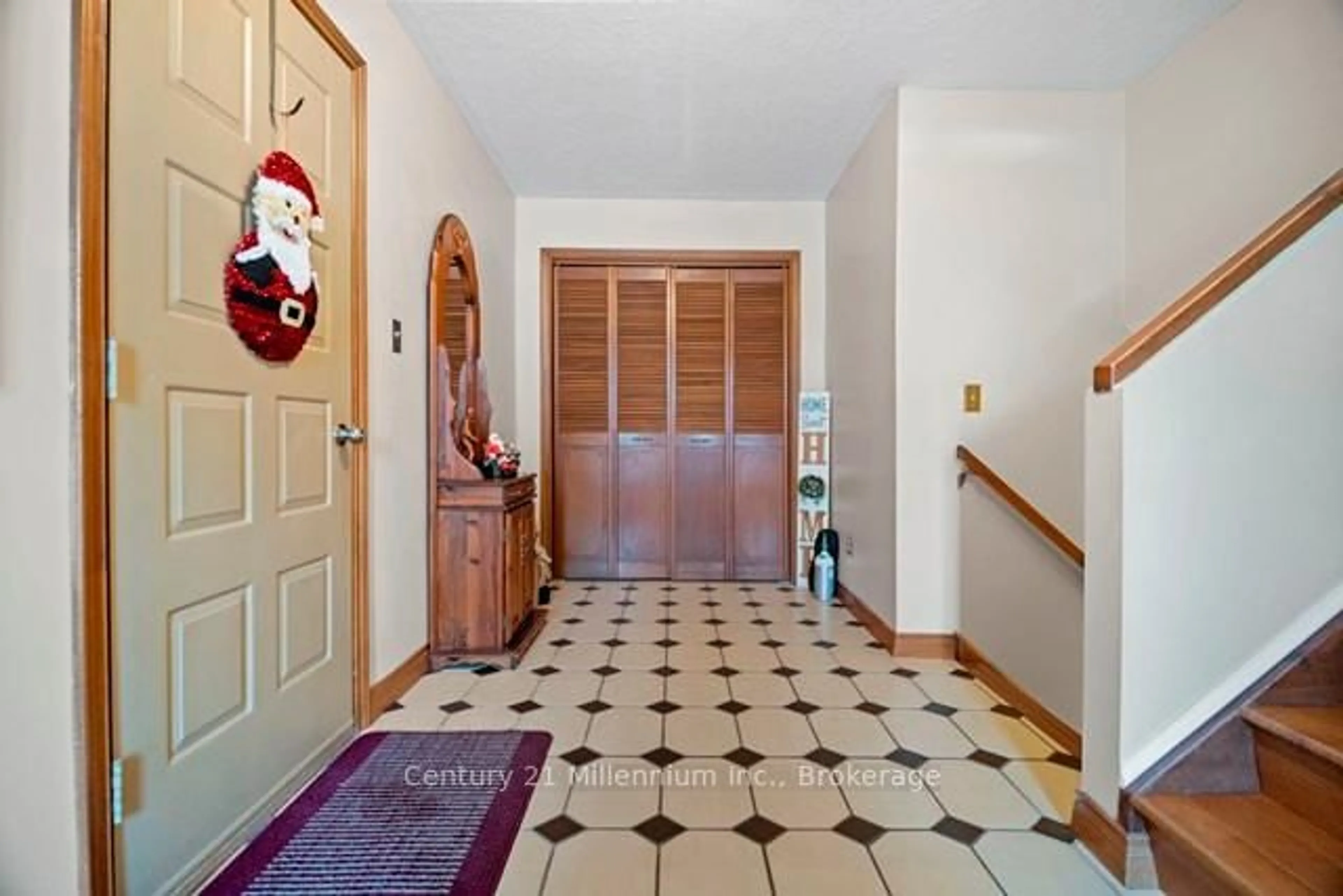 Indoor foyer for 898 McPherson Cres, Kincardine Ontario N2Z 1M1