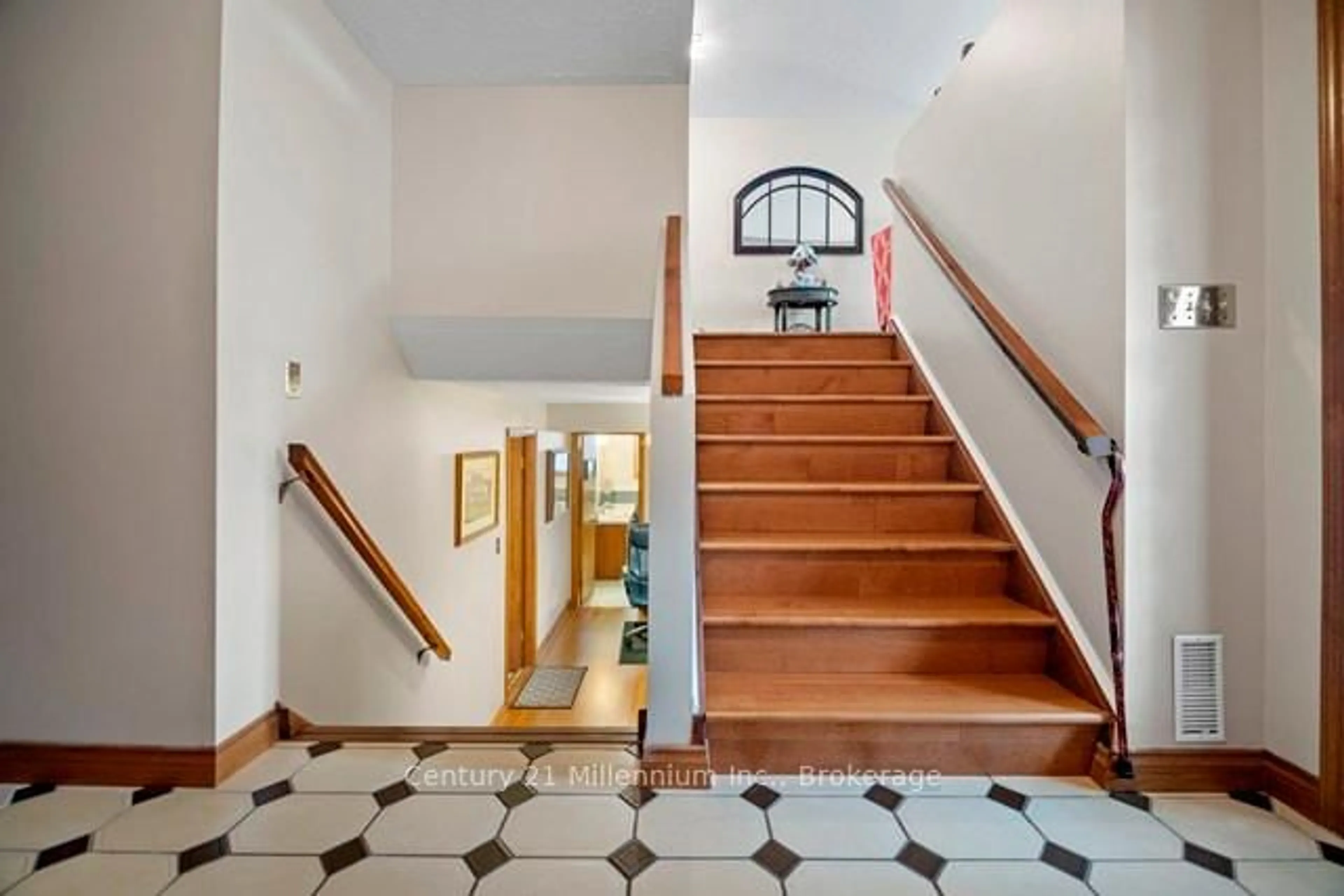 Indoor foyer for 898 McPherson Cres, Kincardine Ontario N2Z 1M1