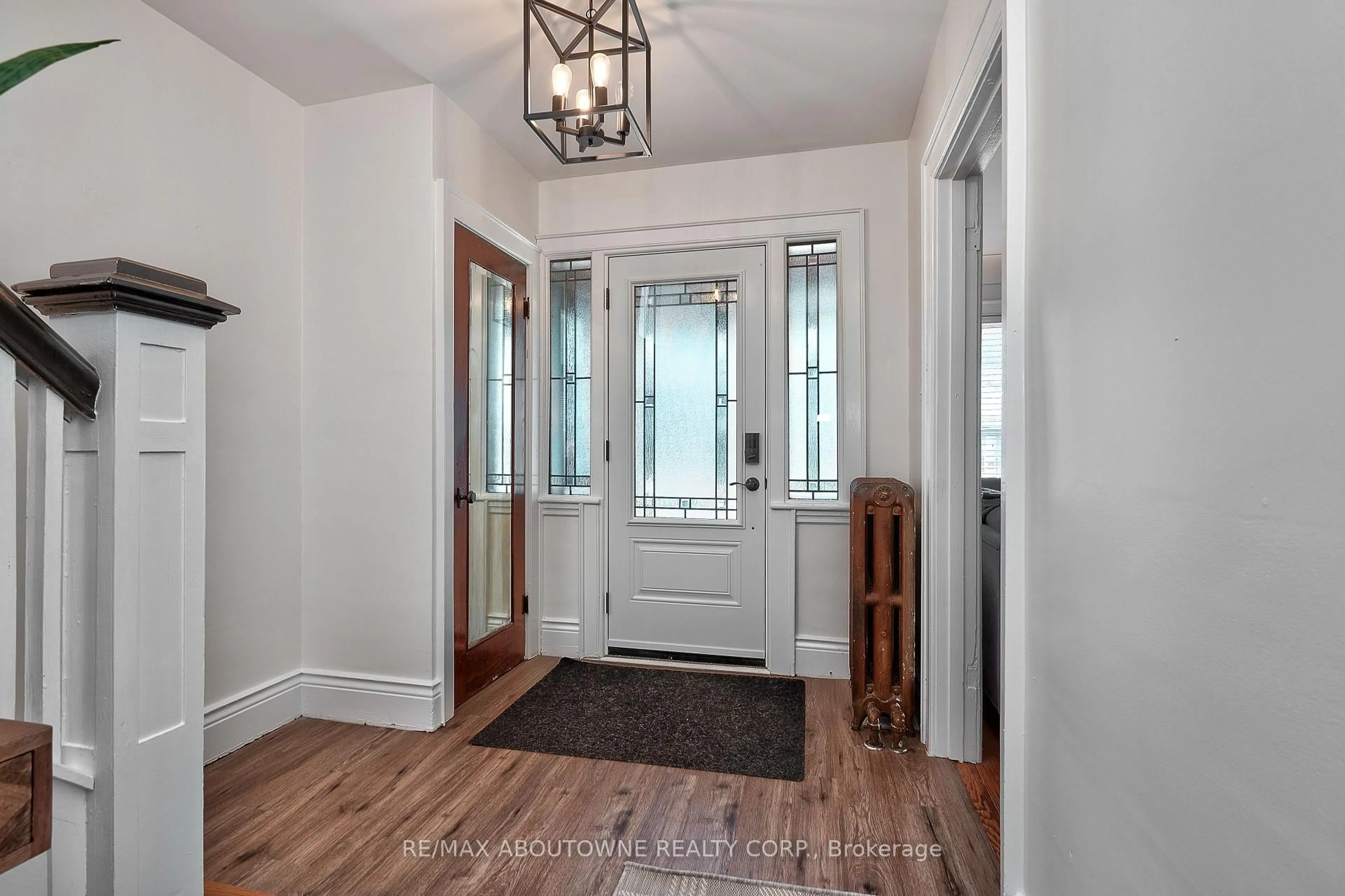 Indoor entryway for 23 OTTAWA St, Hamilton Ontario L8K 2C9