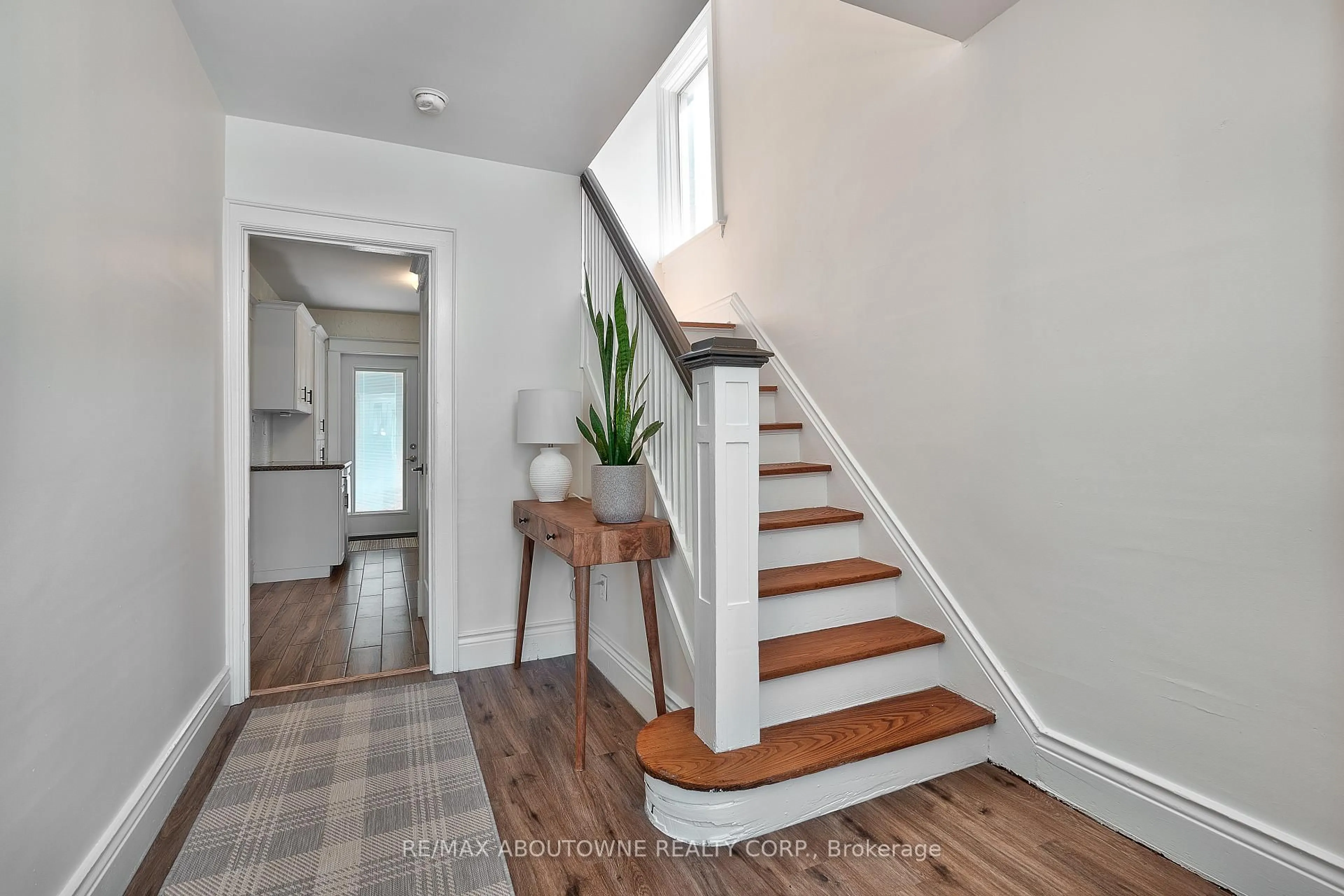 Indoor entryway for 23 OTTAWA St, Hamilton Ontario L8K 2C9