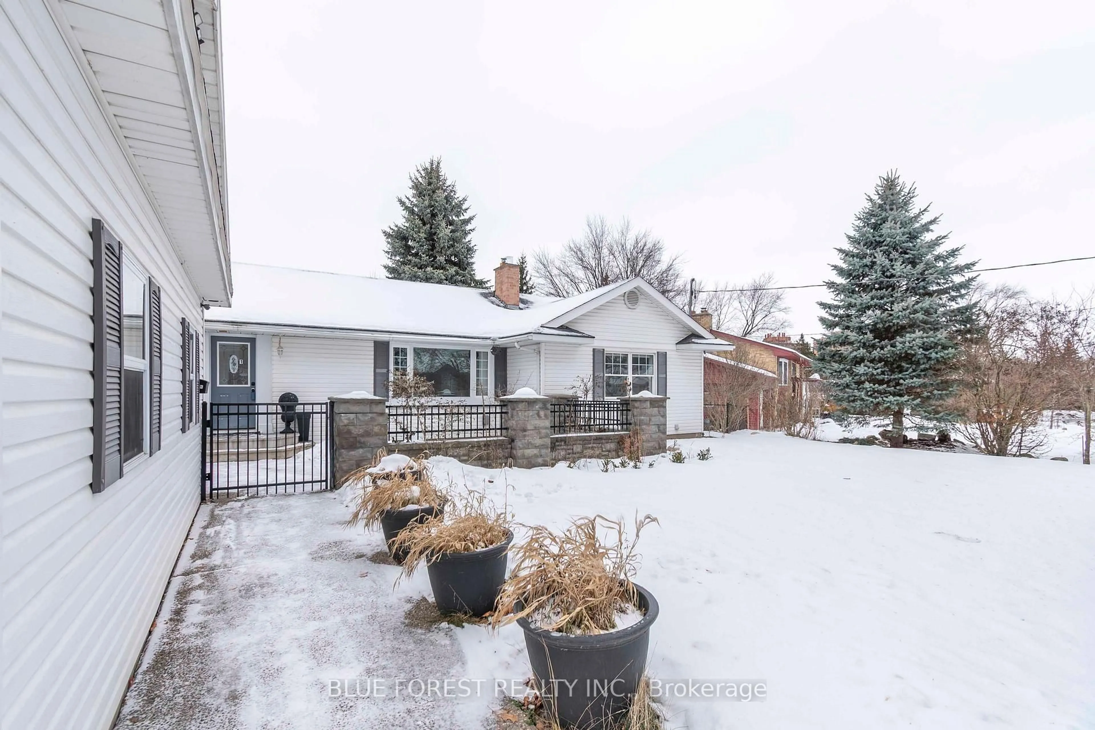Patio, street for 24 Daleview Cres, London North Ontario N5X 1H1