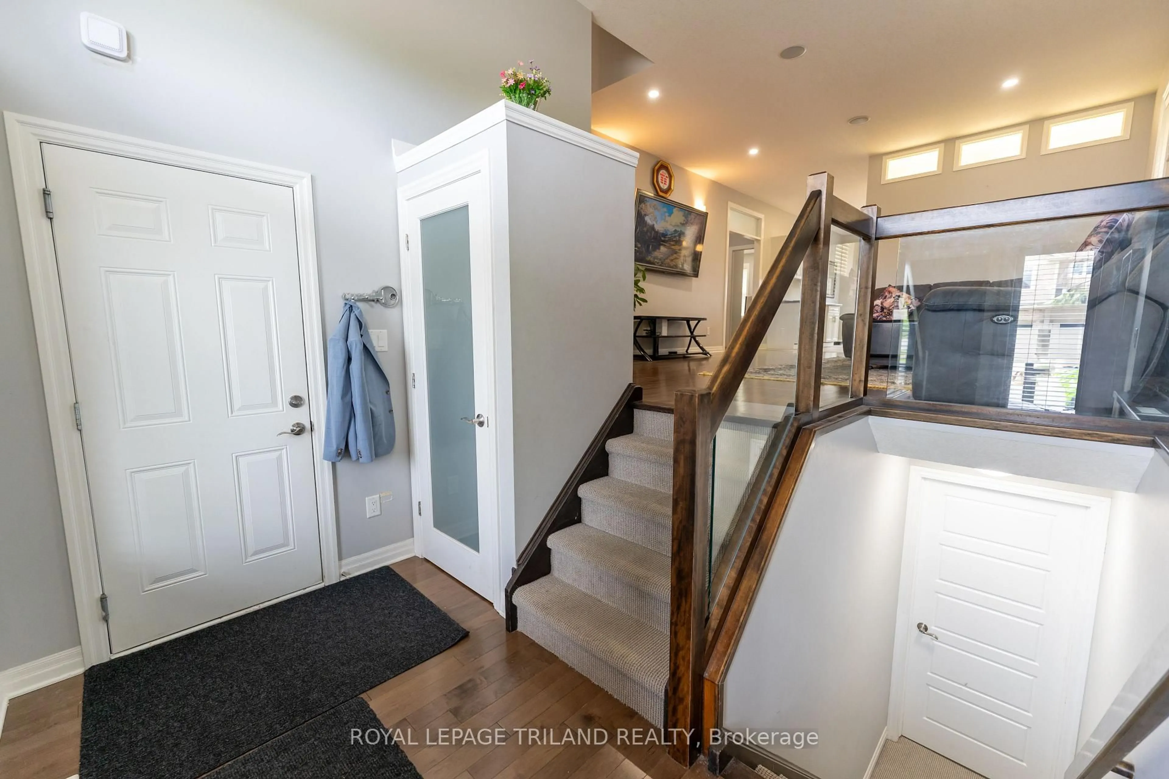 Indoor entryway for 1984 Jubilee Dr, London North Ontario N6G 0H7