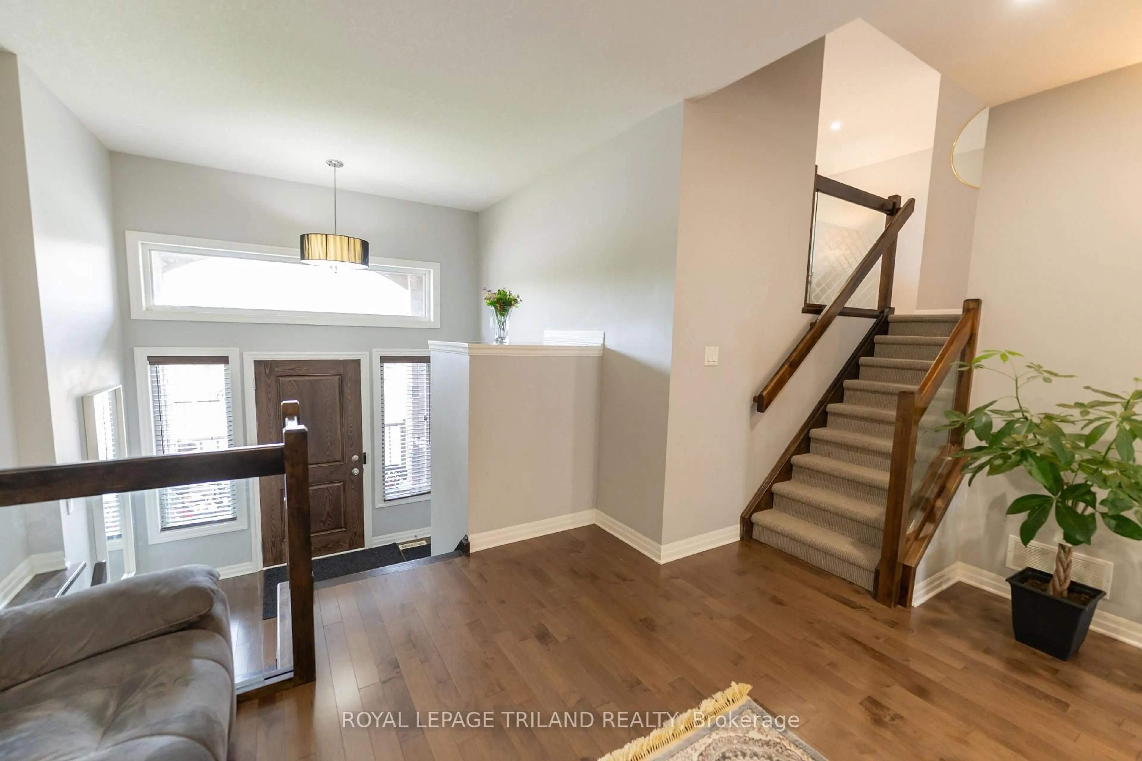 Indoor entryway for 1984 Jubilee Dr, London North Ontario N6G 0H7