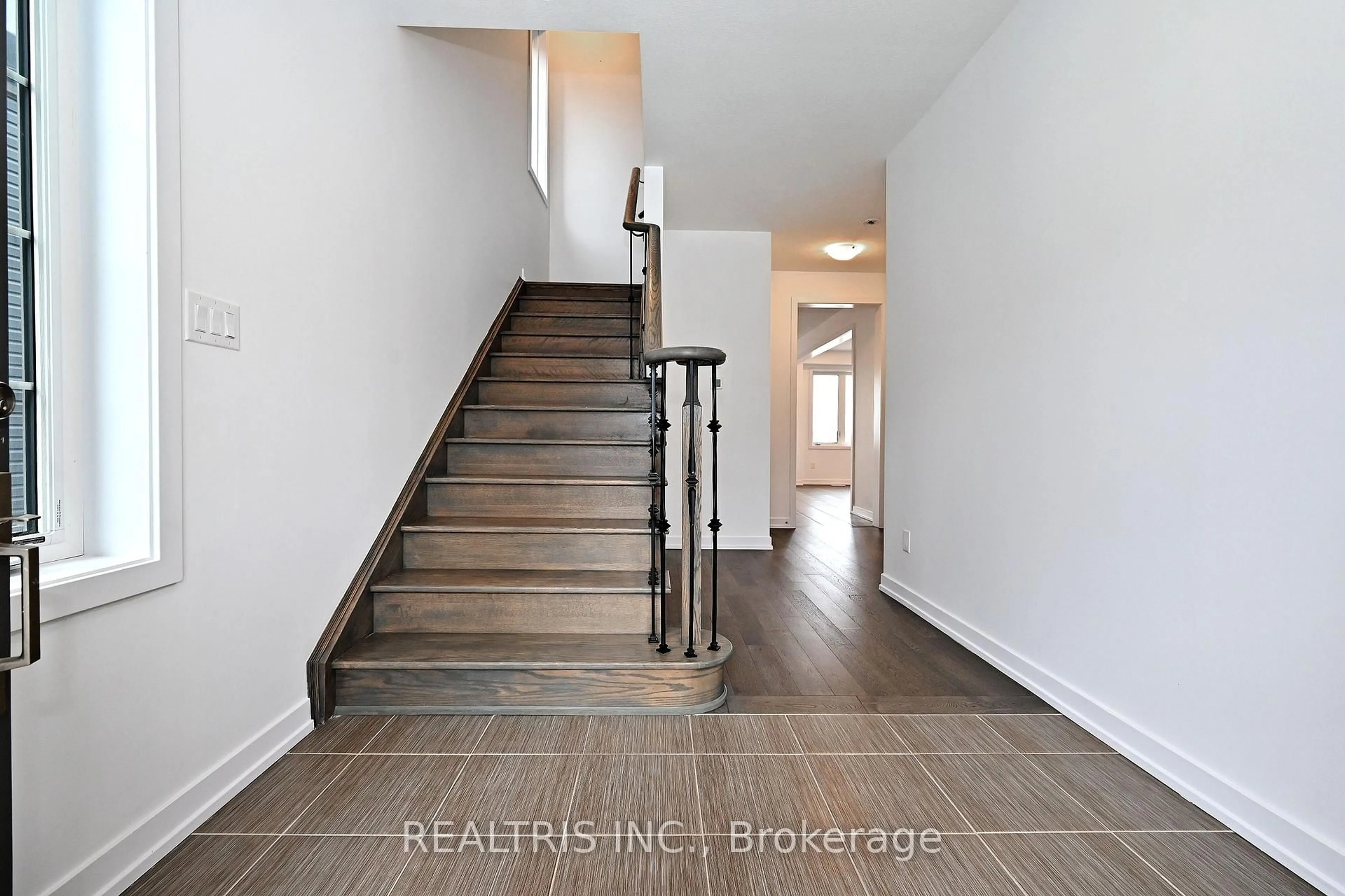 Indoor entryway for 84 Hawick Cres, Haldimand Ontario N3W 0G6