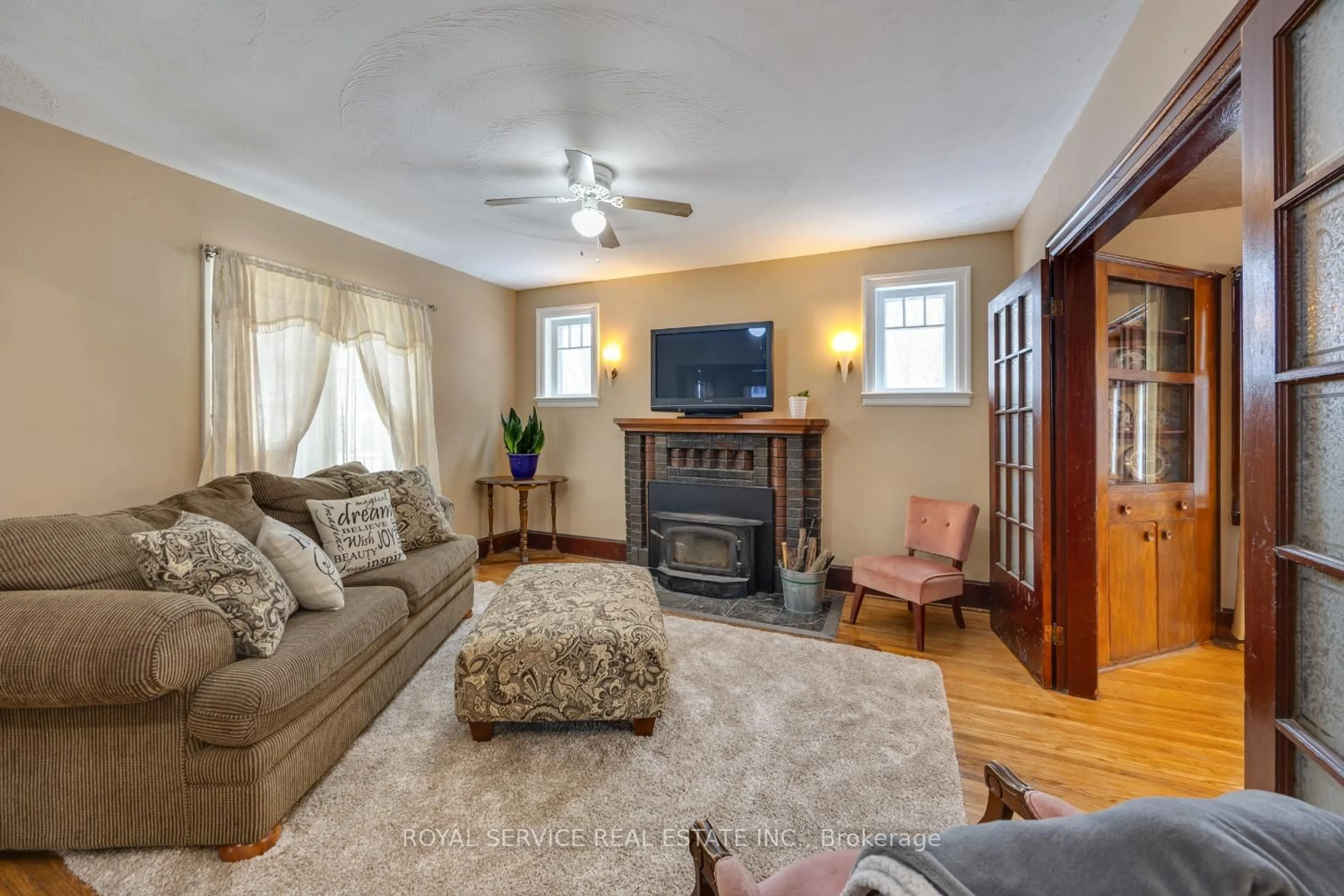 Living room with furniture, unknown for 909 7A Highway, Cavan Monaghan Ontario L0A 1C0