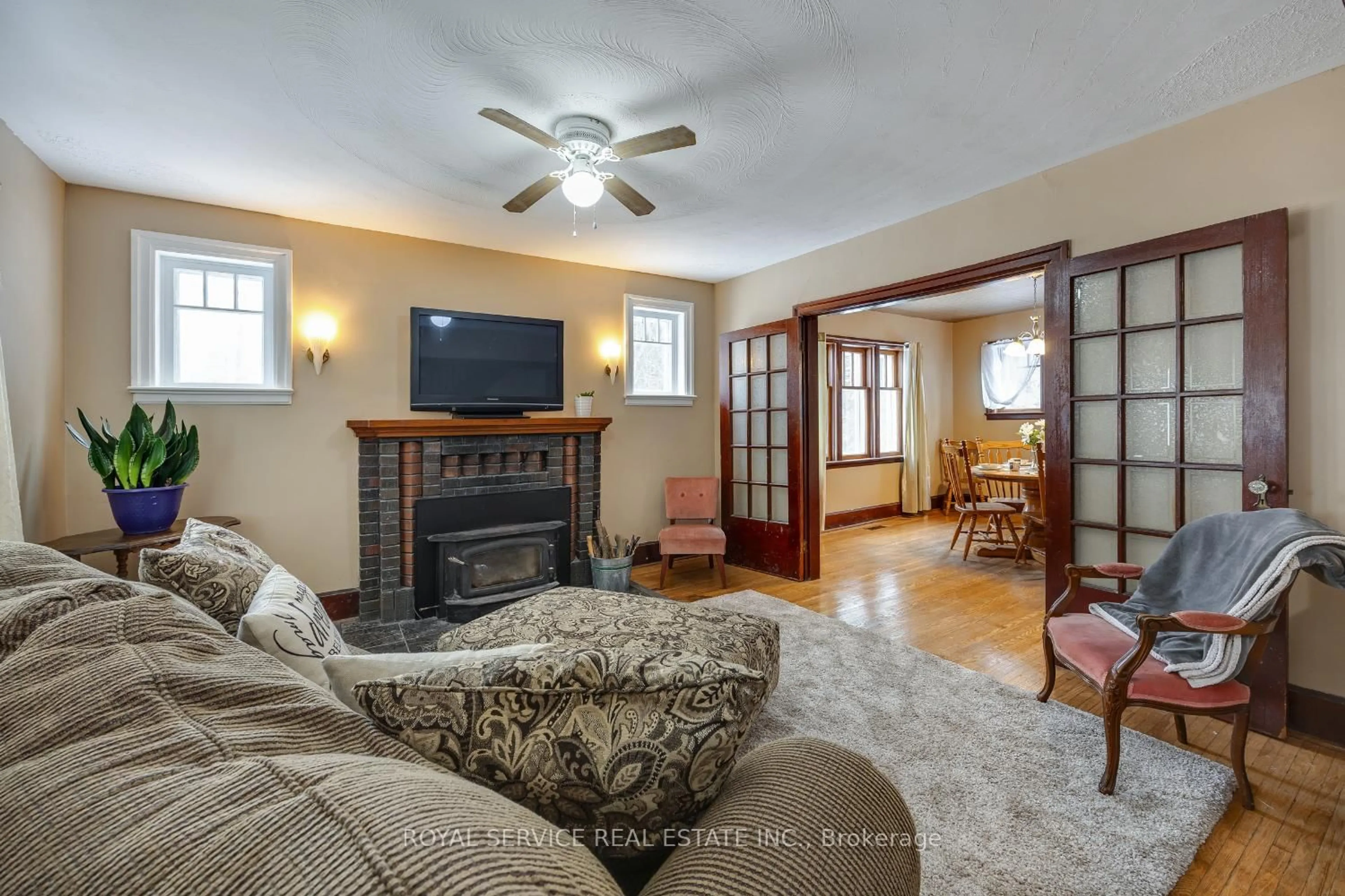 Living room with furniture, unknown for 909 7A Highway, Cavan Monaghan Ontario L0A 1C0