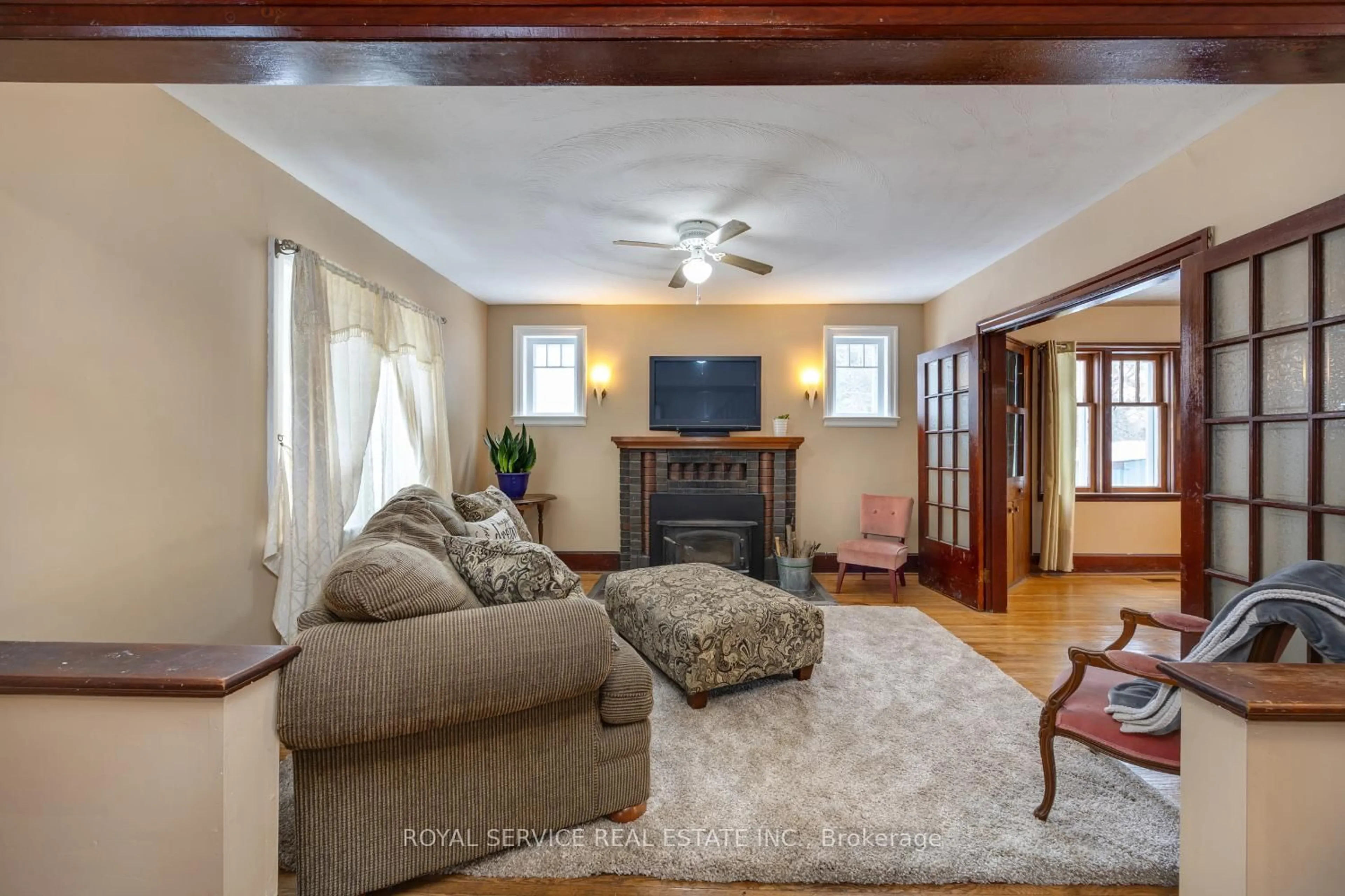 Living room with furniture, unknown for 909 7A Highway, Cavan Monaghan Ontario L0A 1C0