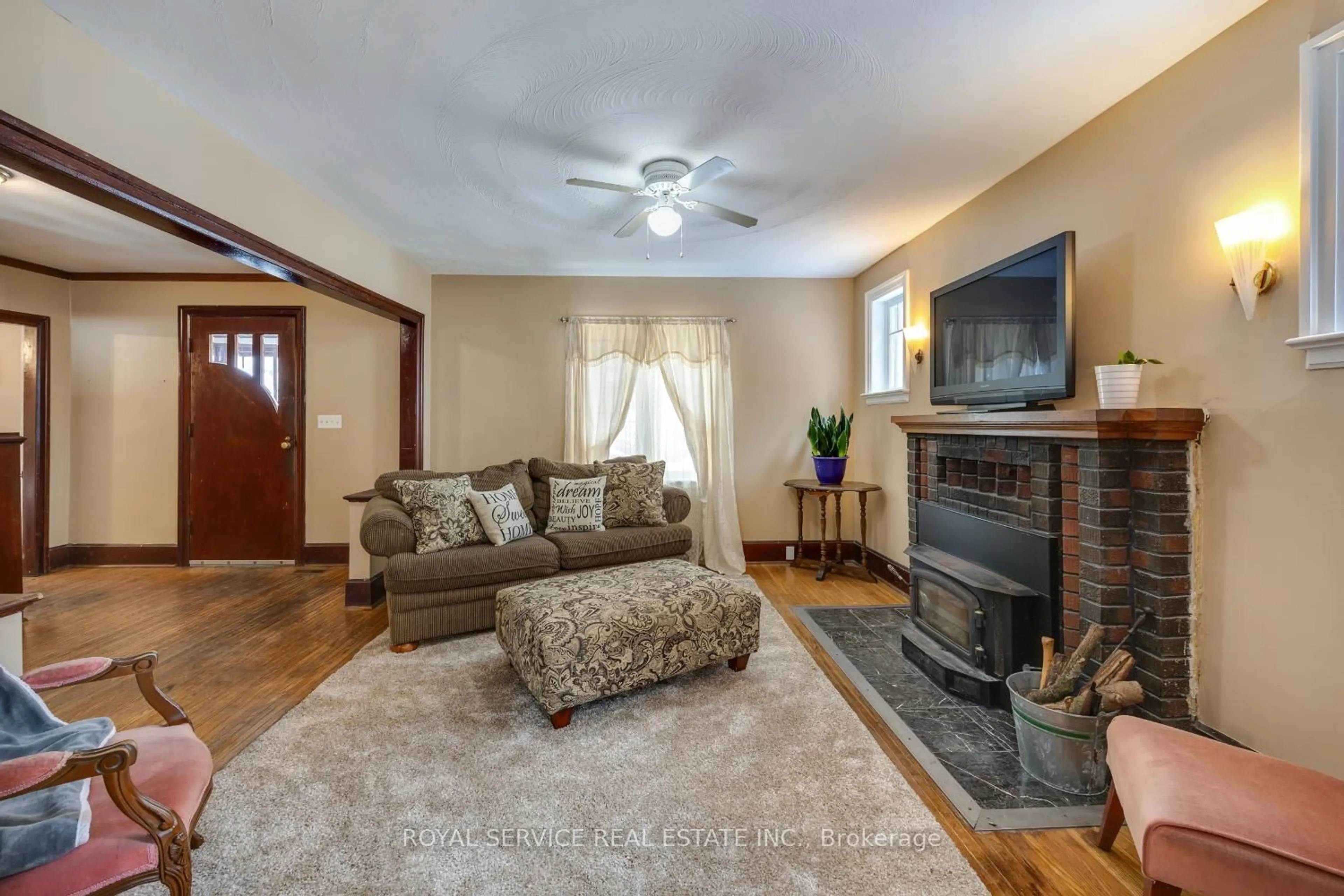 Living room with furniture, unknown for 909 7A Highway, Cavan Monaghan Ontario L0A 1C0