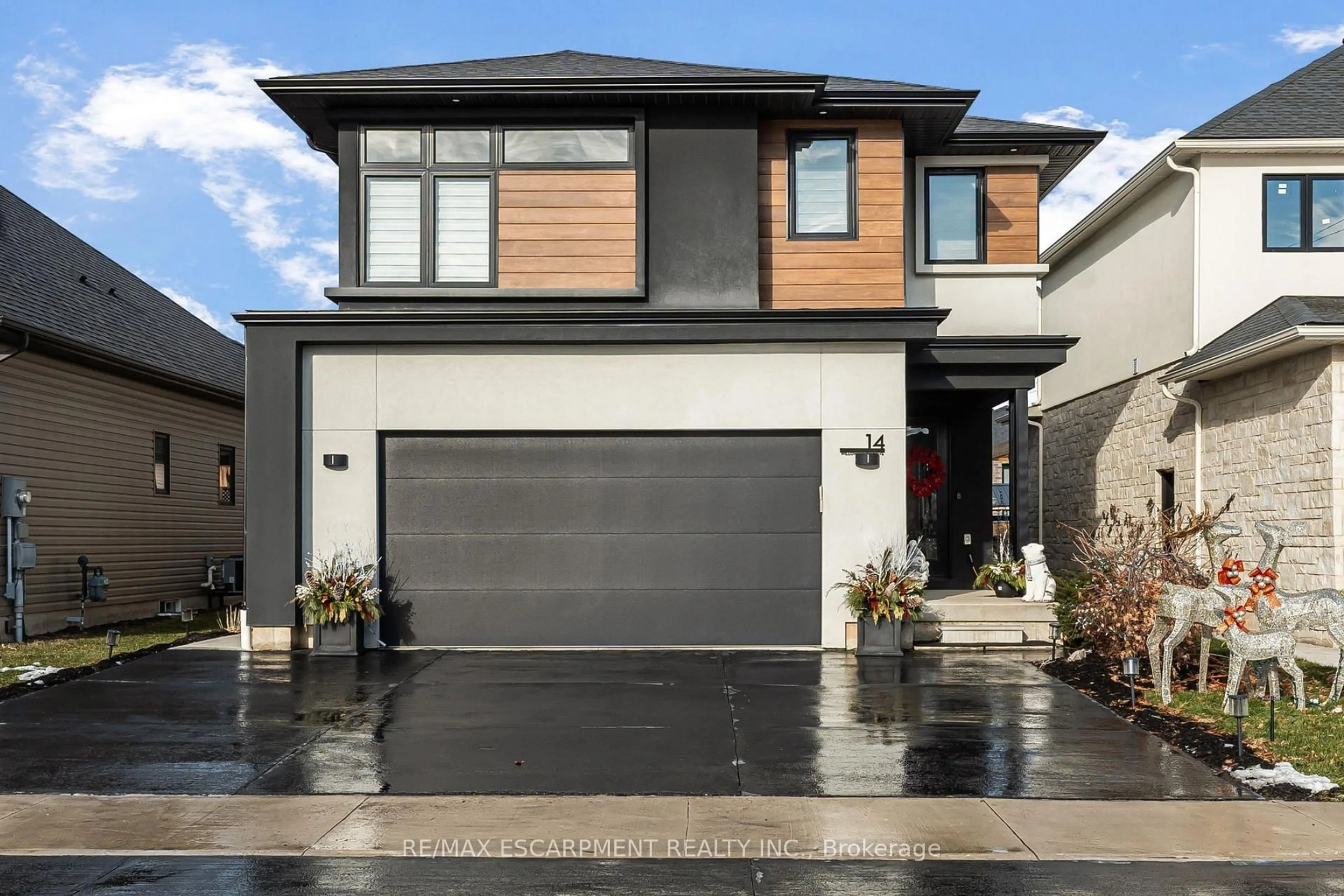 Home with vinyl exterior material, street for 14 Willowbrook Dr, Welland Ontario L3C 0G1