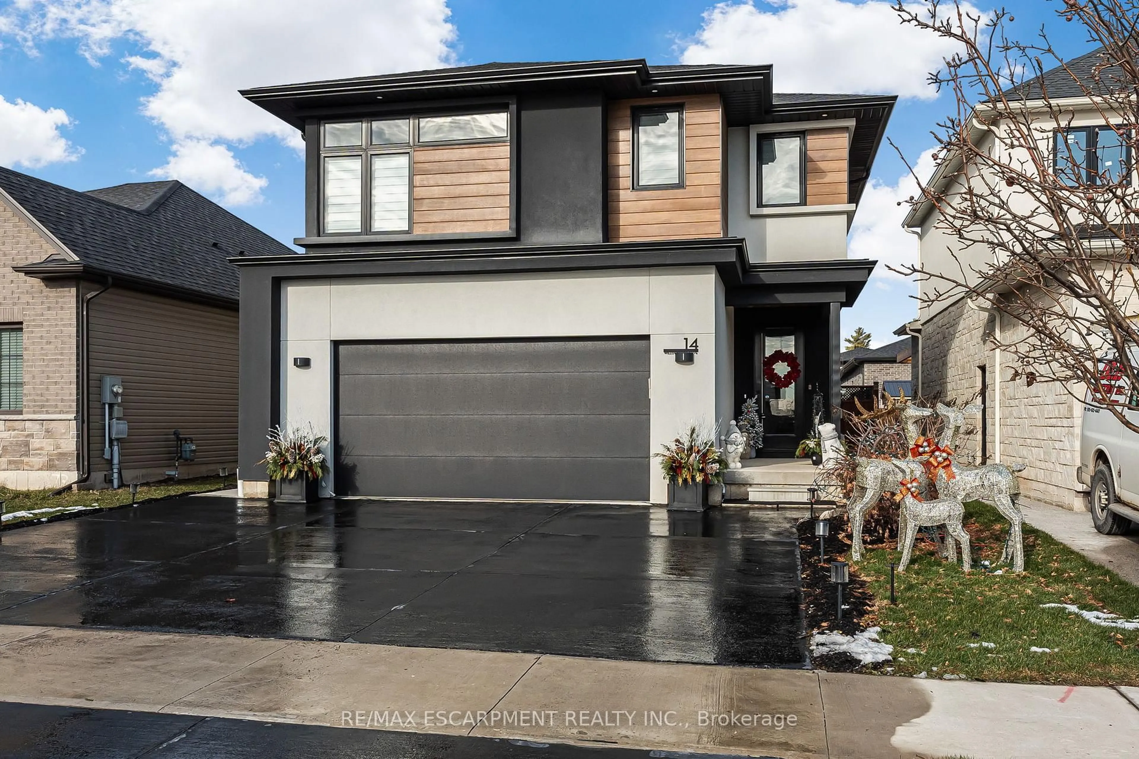 Home with vinyl exterior material, street for 14 Willowbrook Dr, Welland Ontario L3C 0G1