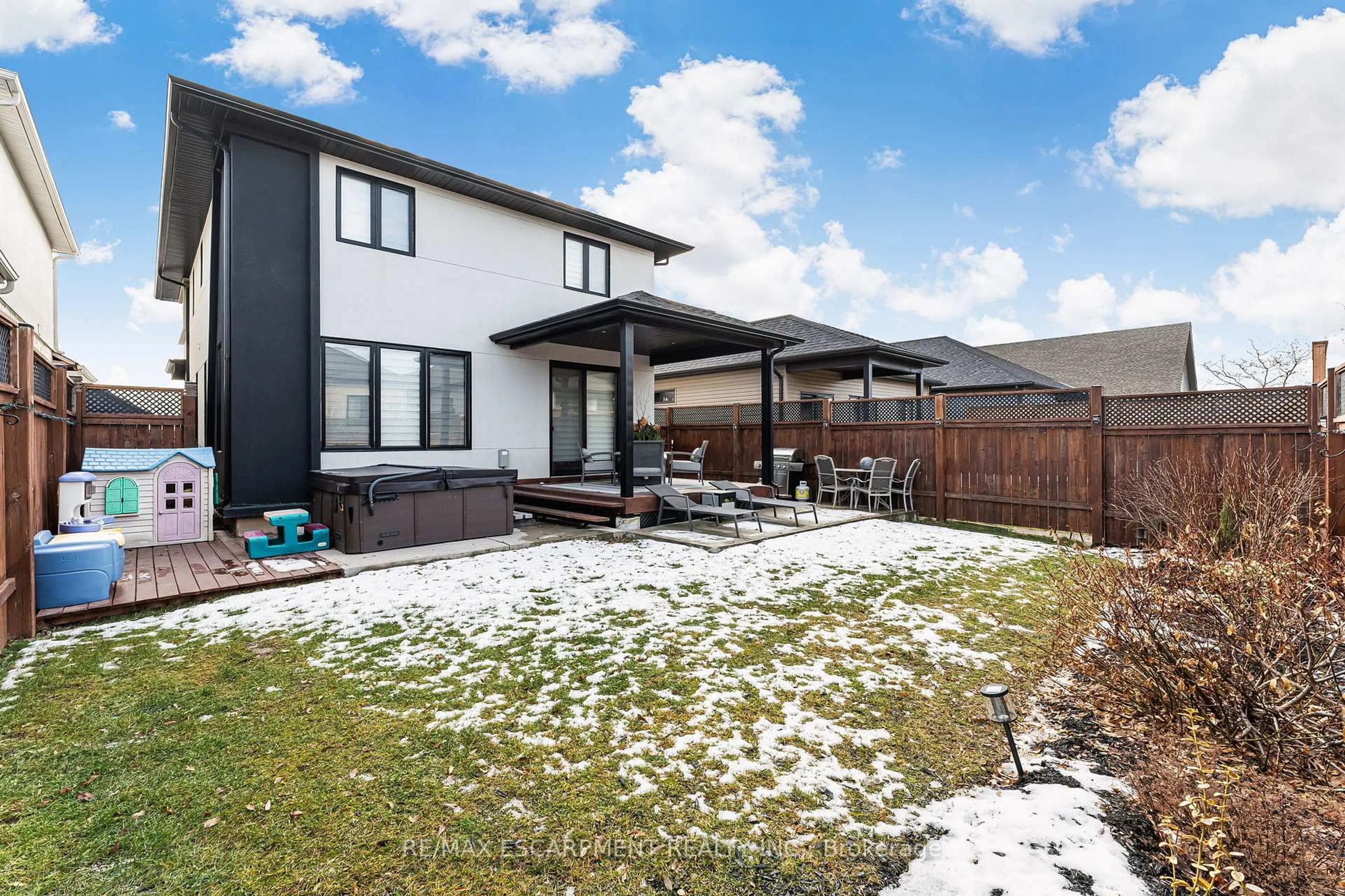 Patio, unknown for 14 Willowbrook Dr, Welland Ontario L3C 0G1