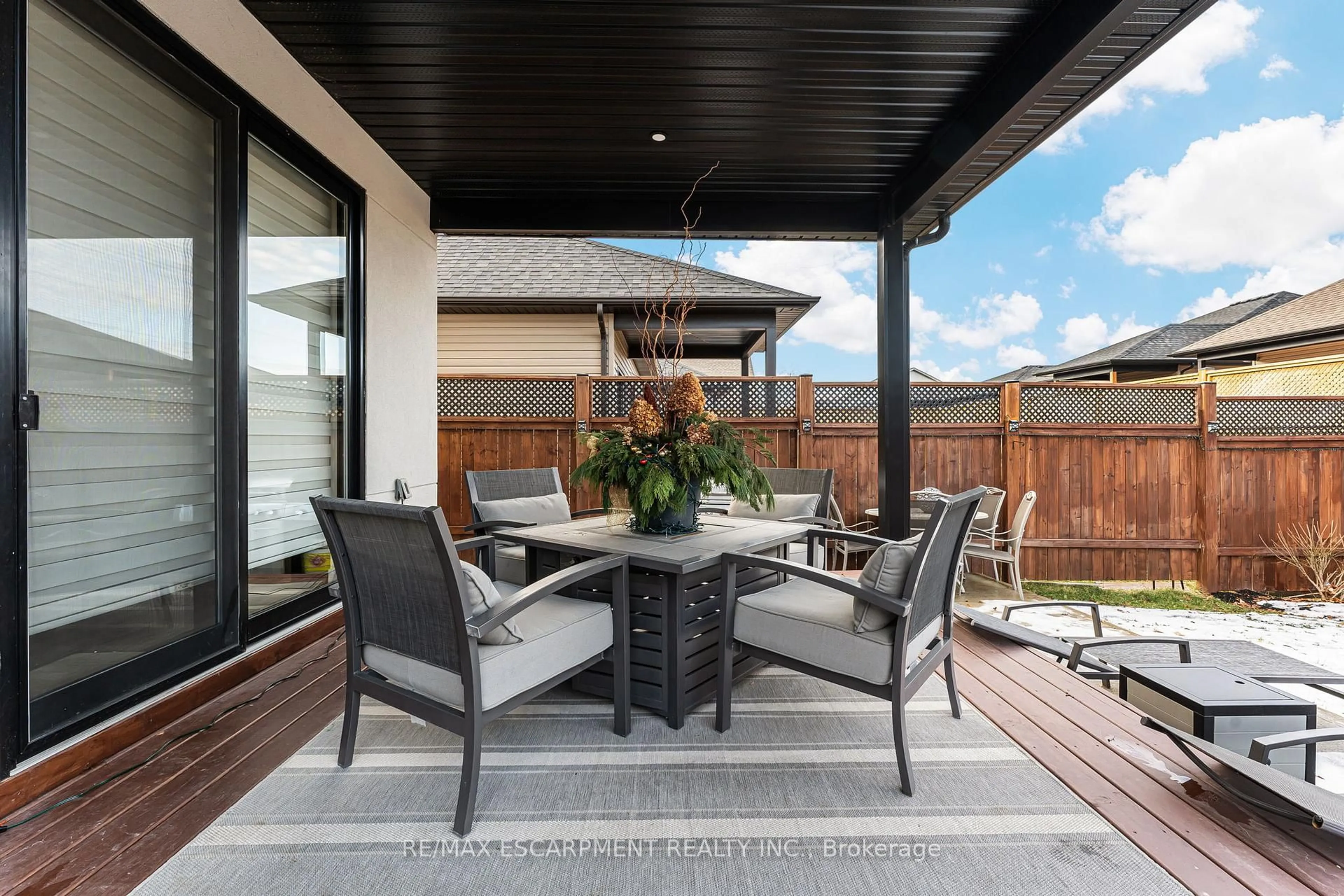 Patio, street for 14 Willowbrook Dr, Welland Ontario L3C 0G1