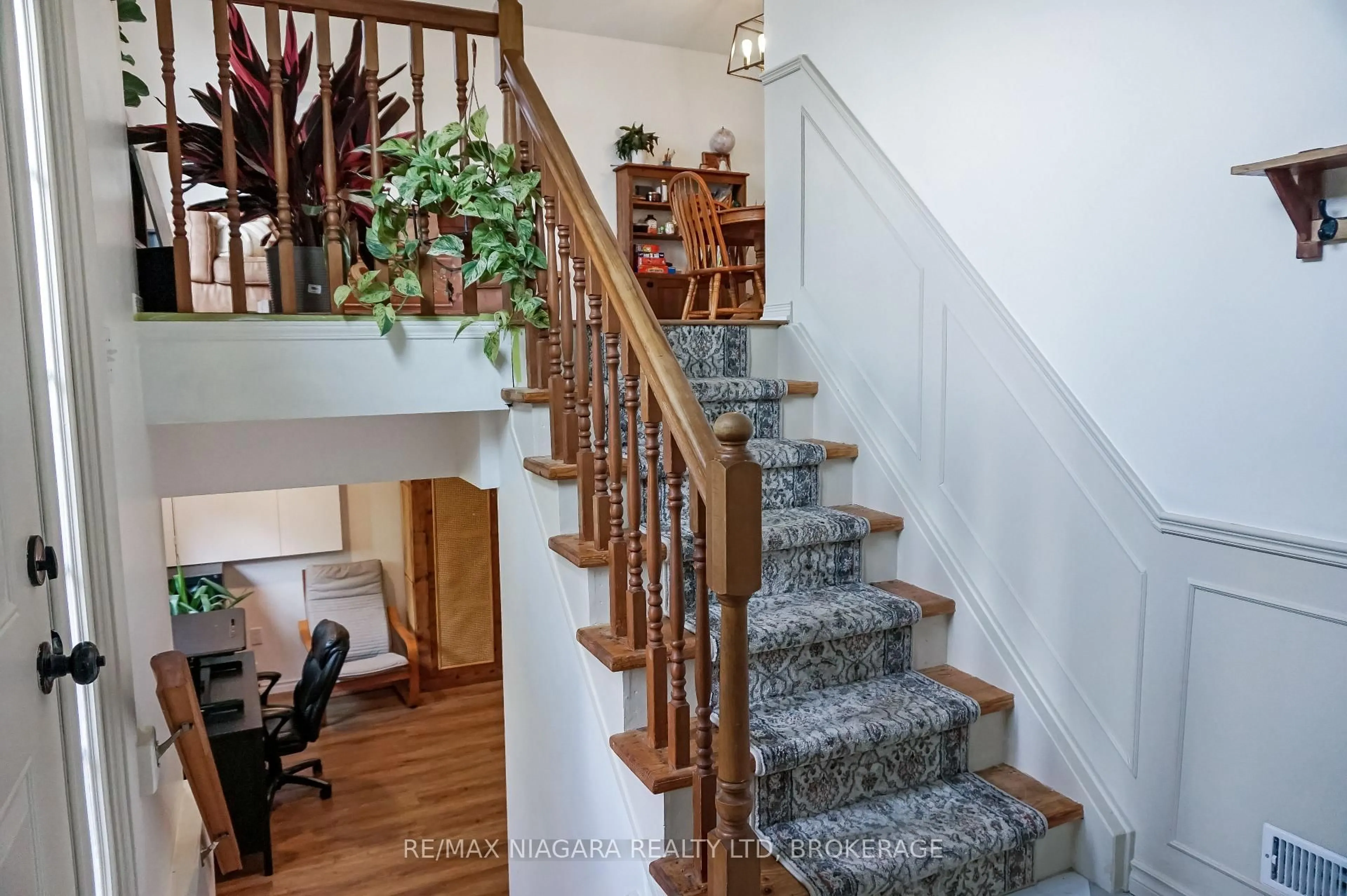 Stairs for 3595 Hill St, Fort Erie Ontario L0S 1S0