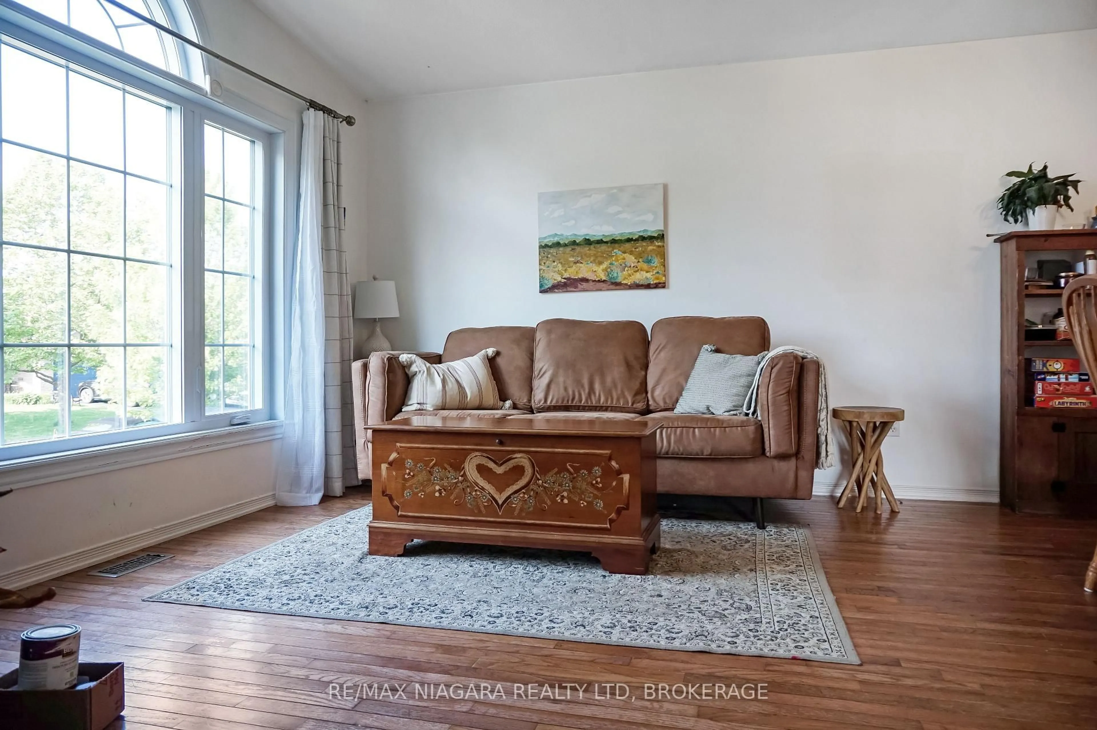 Living room with furniture, unknown for 3595 Hill St, Fort Erie Ontario L0S 1S0