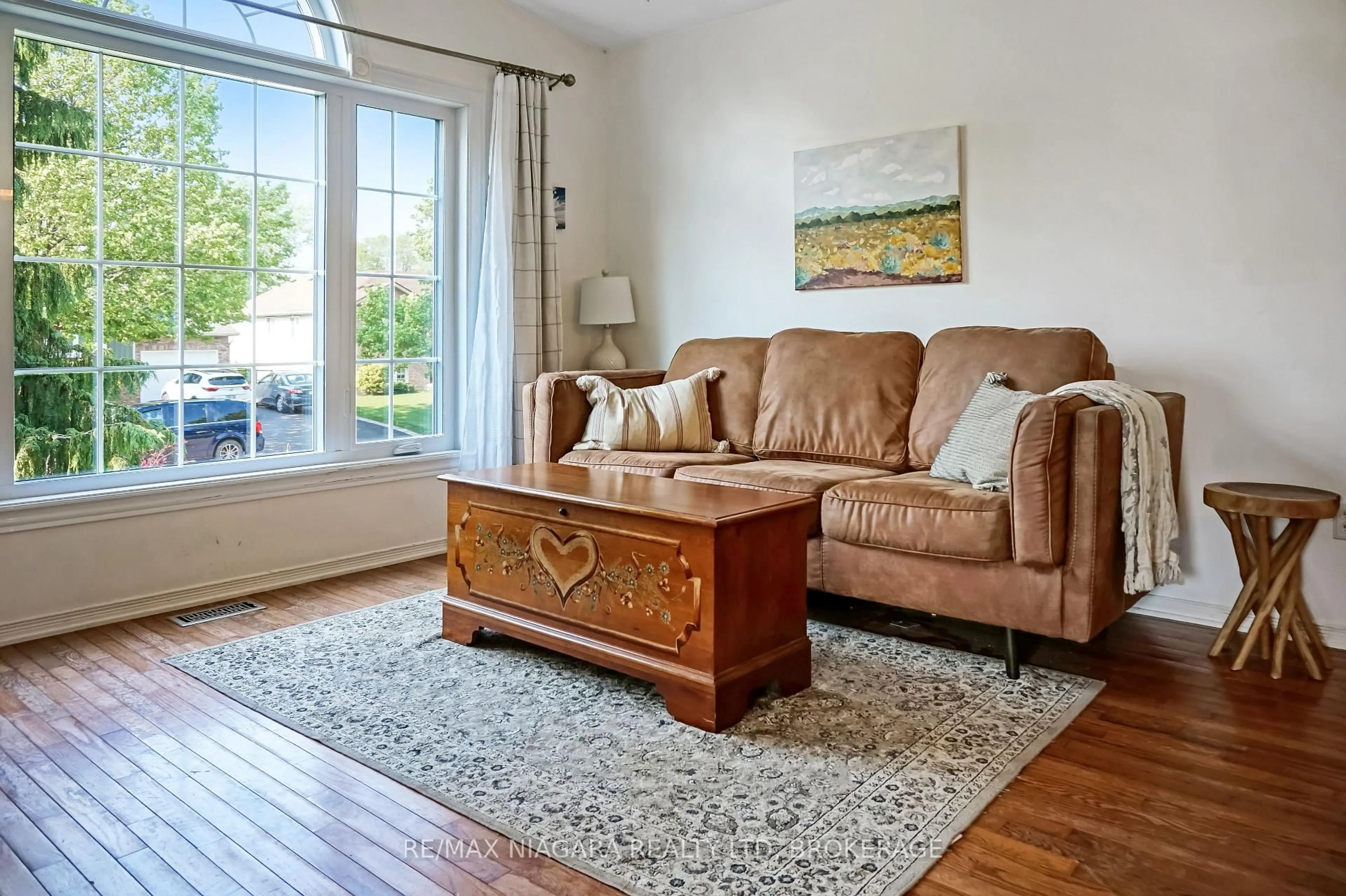 Living room with furniture, unknown for 3595 Hill St, Fort Erie Ontario L0S 1S0