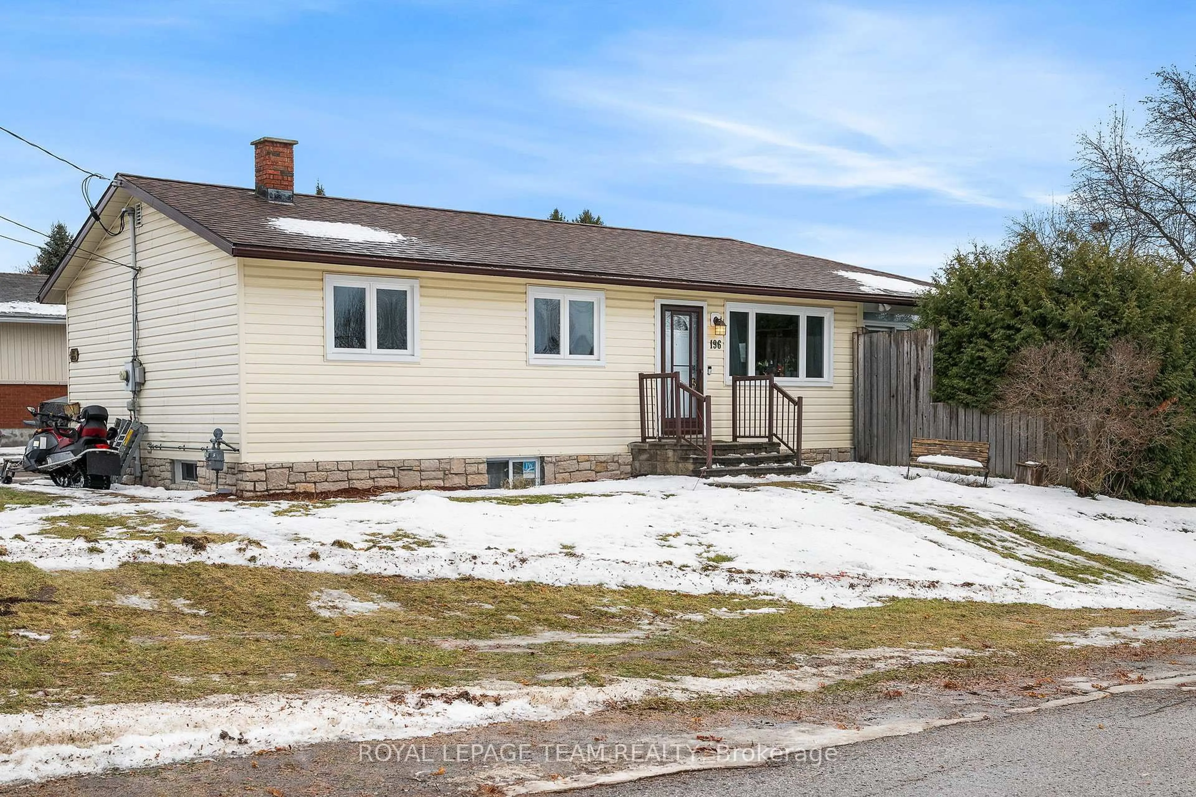 Home with vinyl exterior material, street for 196 Reta Cres, Pembroke Ontario K8A 1B3