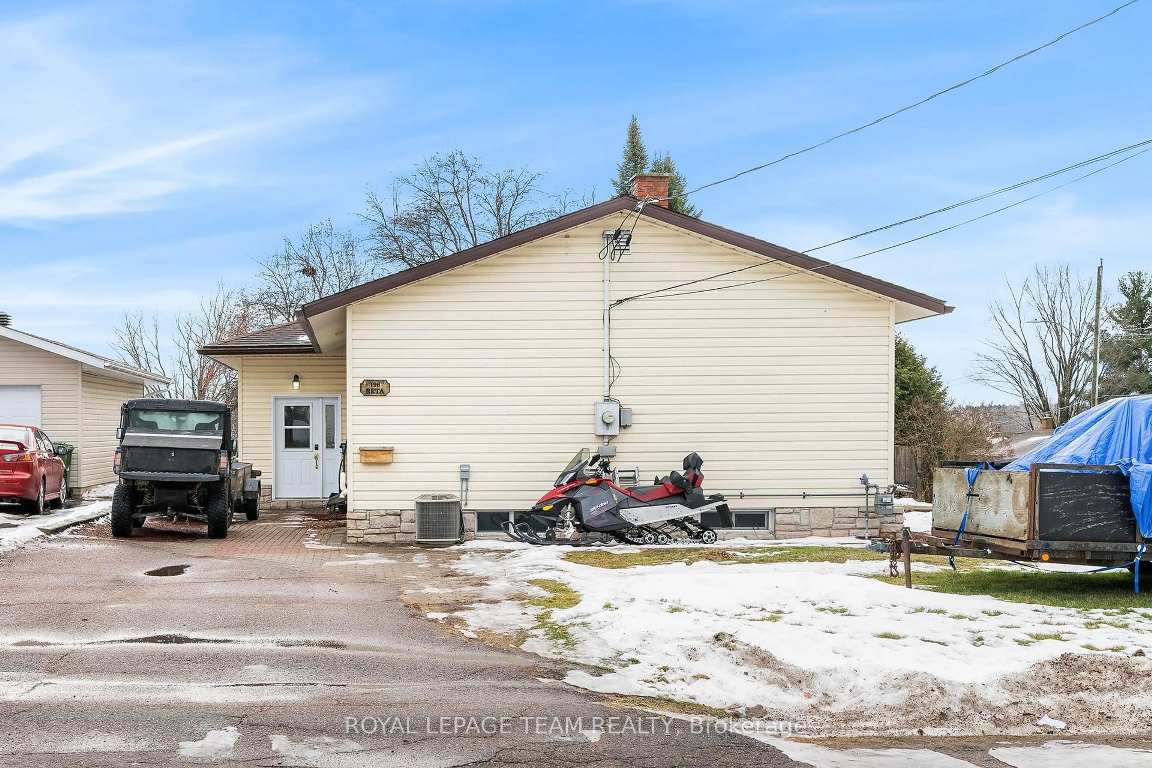 A pic from outside/outdoor area/front of a property/back of a property/a pic from drone, building for 196 Reta Cres, Pembroke Ontario K8A 1B3