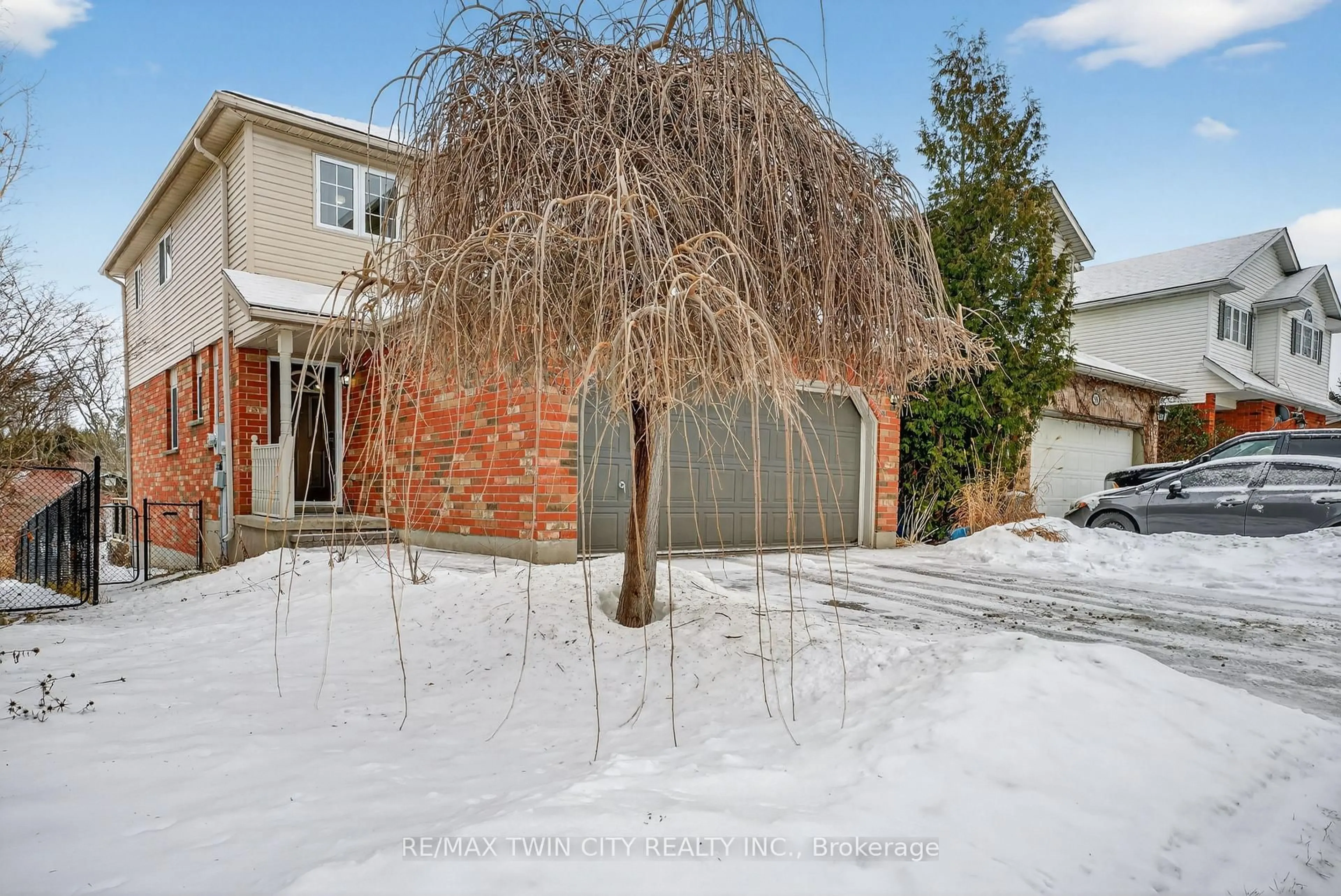 A pic from outside/outdoor area/front of a property/back of a property/a pic from drone, street for 54 Glencliffe Crt, Kitchener Ontario N2B 3X1