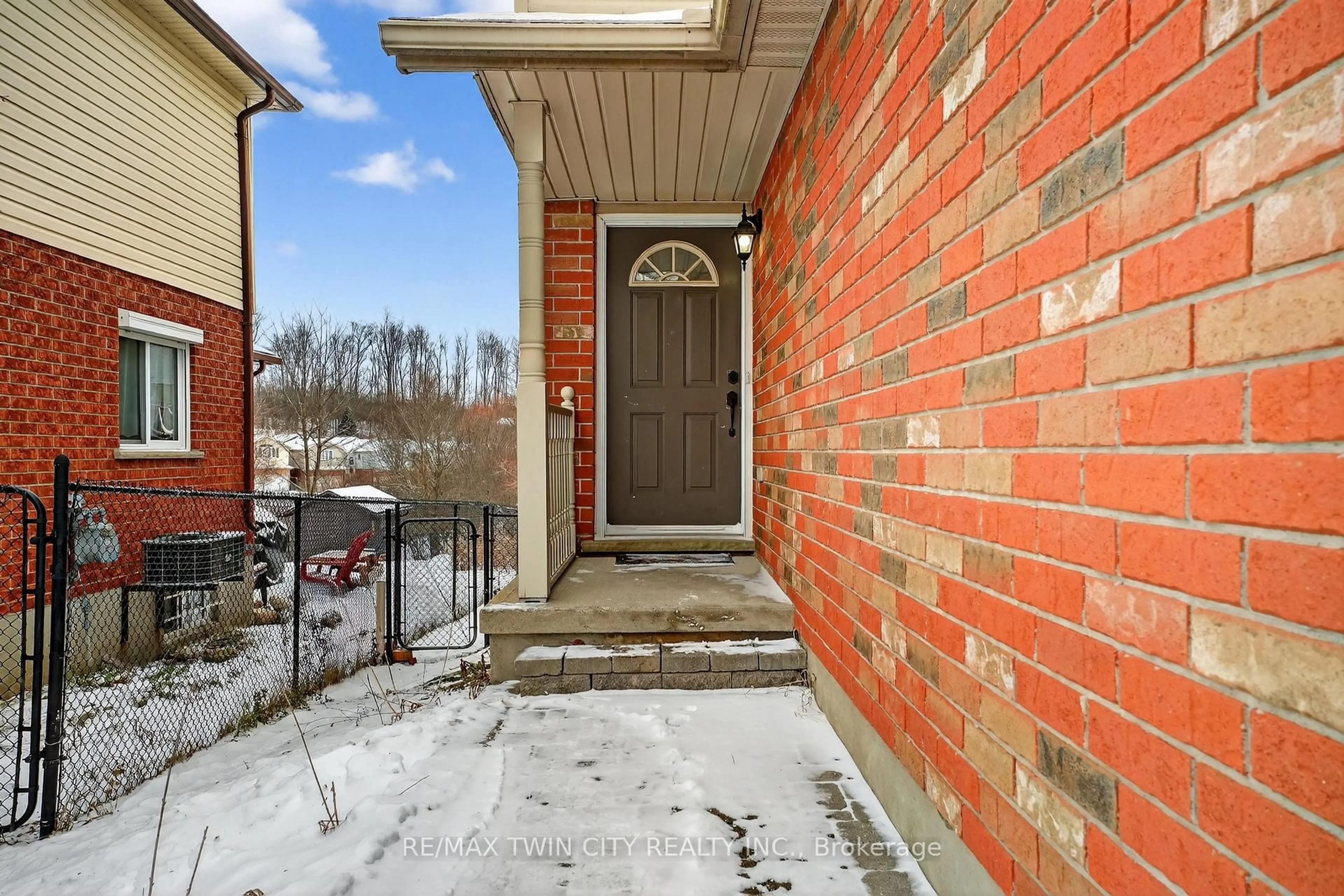 Indoor entryway for 54 Glencliffe Crt, Kitchener Ontario N2B 3X1