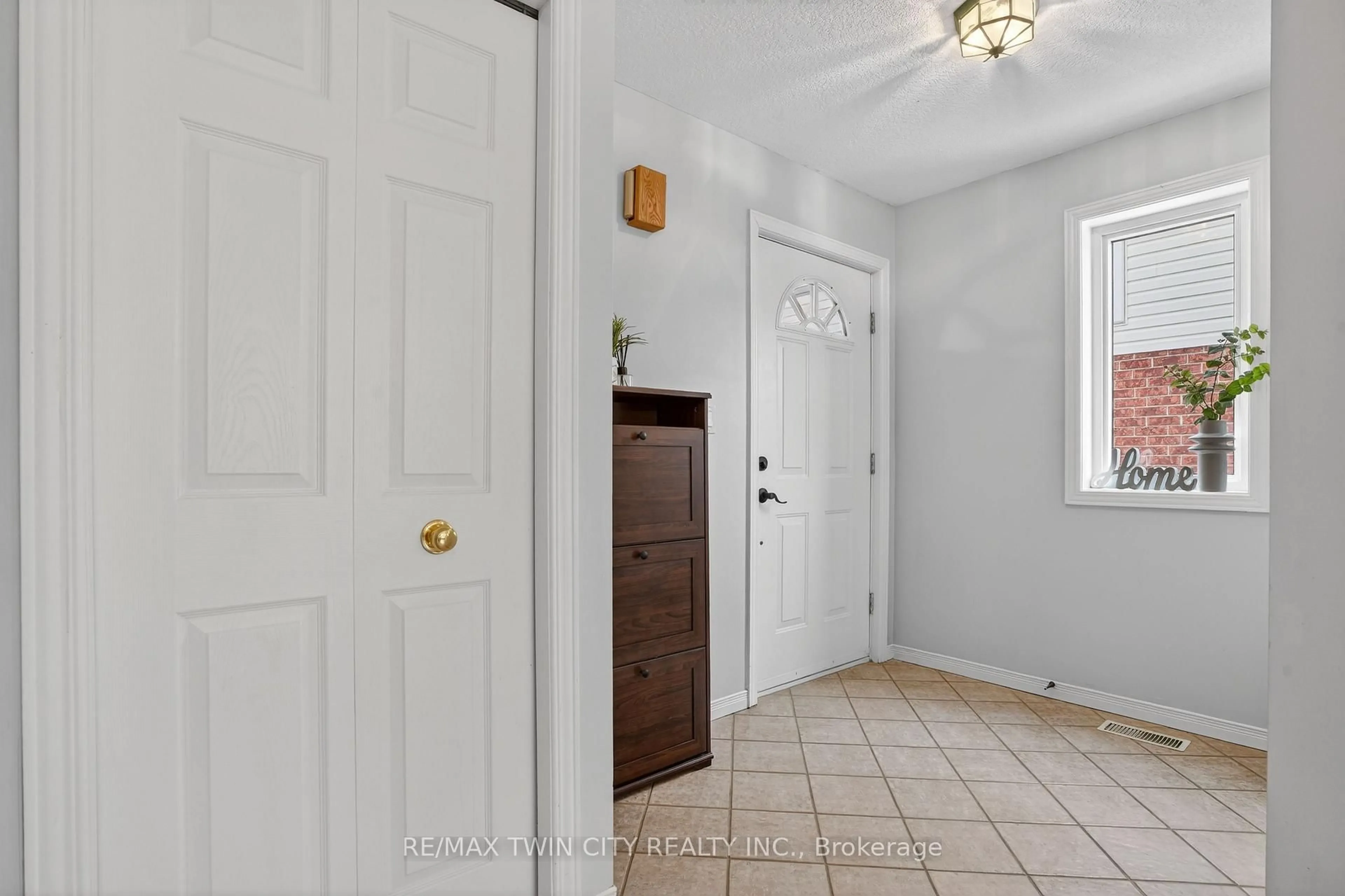 Indoor entryway for 54 Glencliffe Crt, Kitchener Ontario N2B 3X1