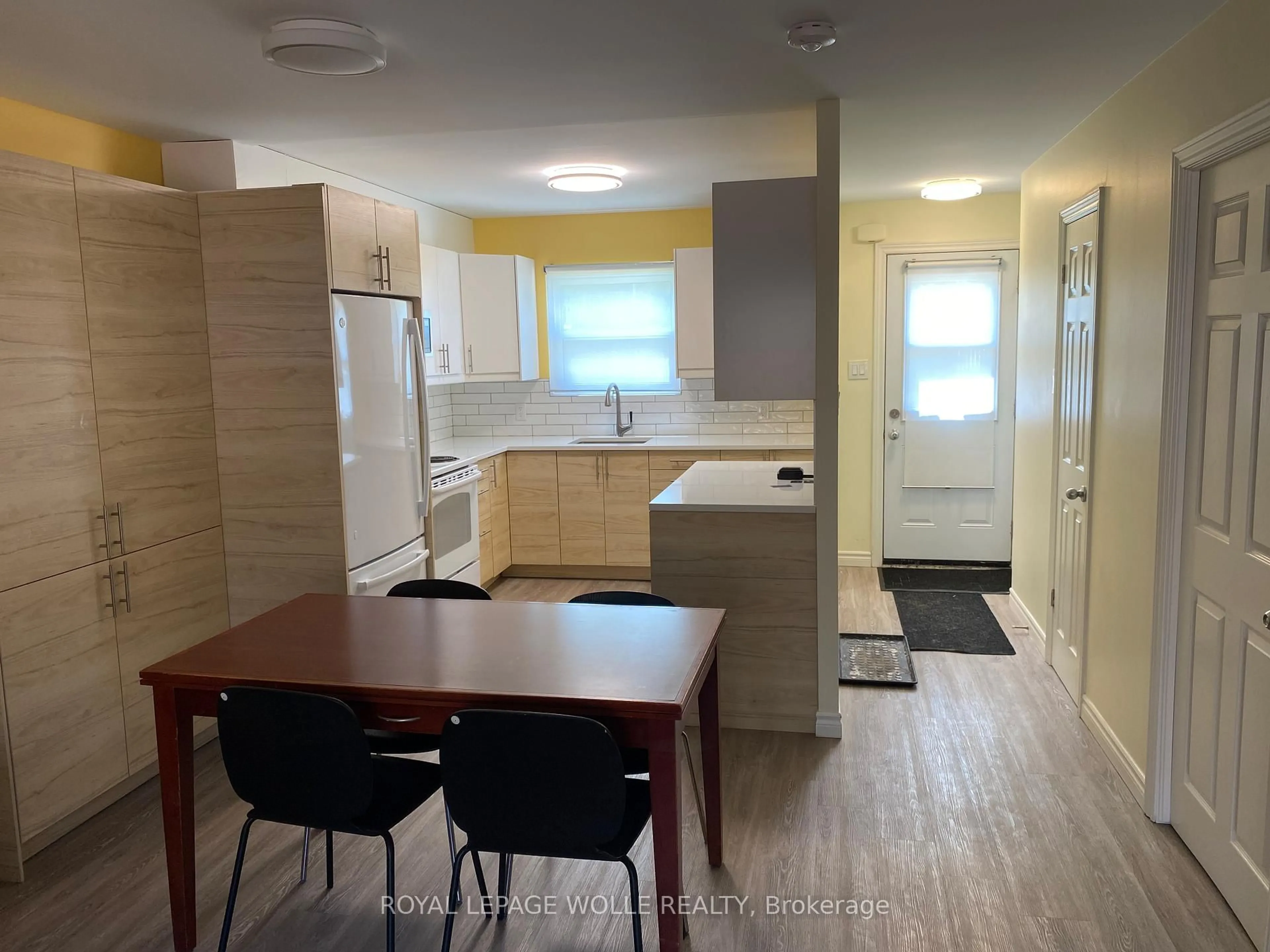 Standard kitchen, wood/laminate floor for 160 Westcourt Pl, Waterloo Ontario N2L 2R7