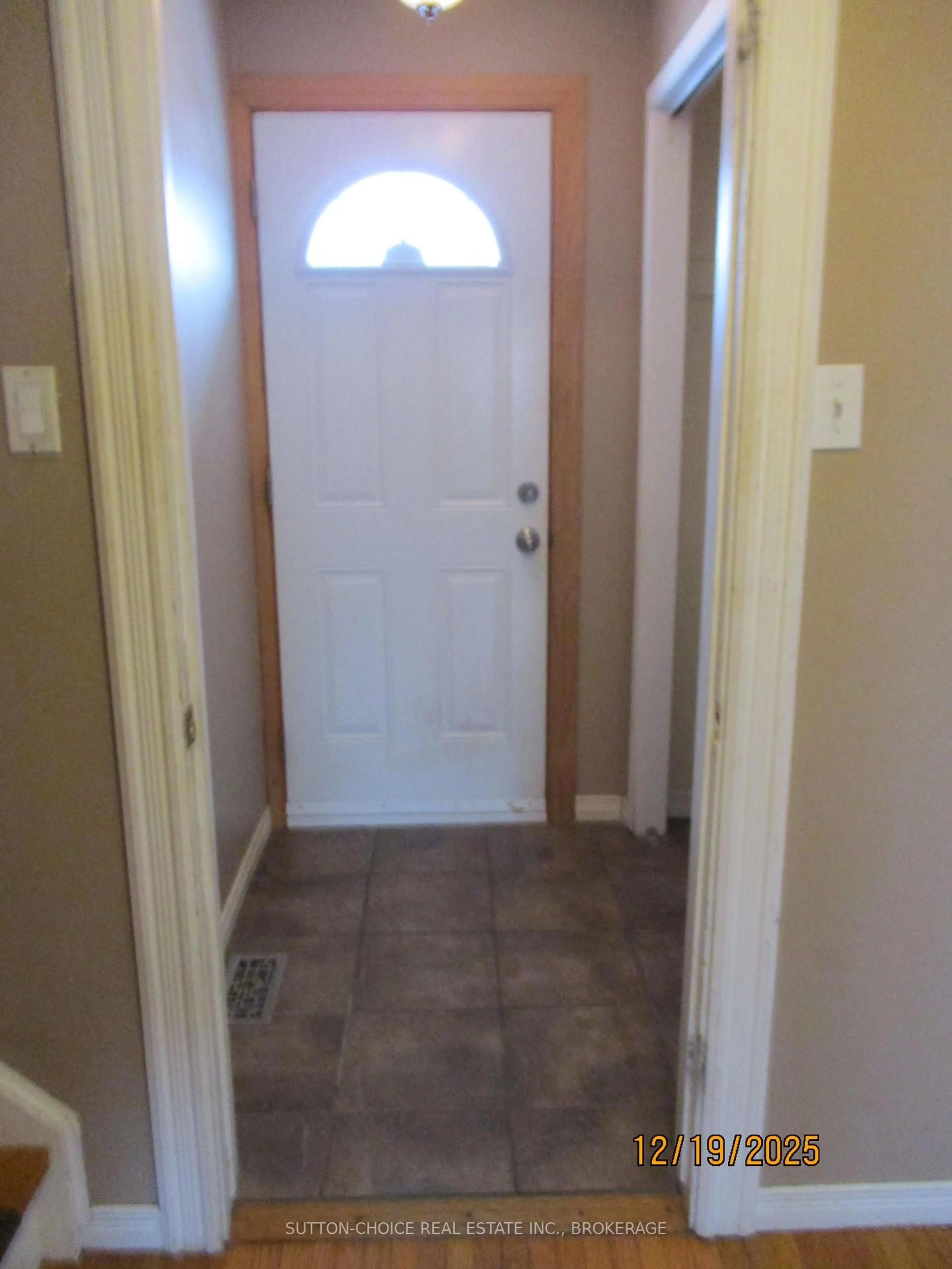 Indoor entryway for 1225 Harrison St, North Bay Ontario P1B 6H1