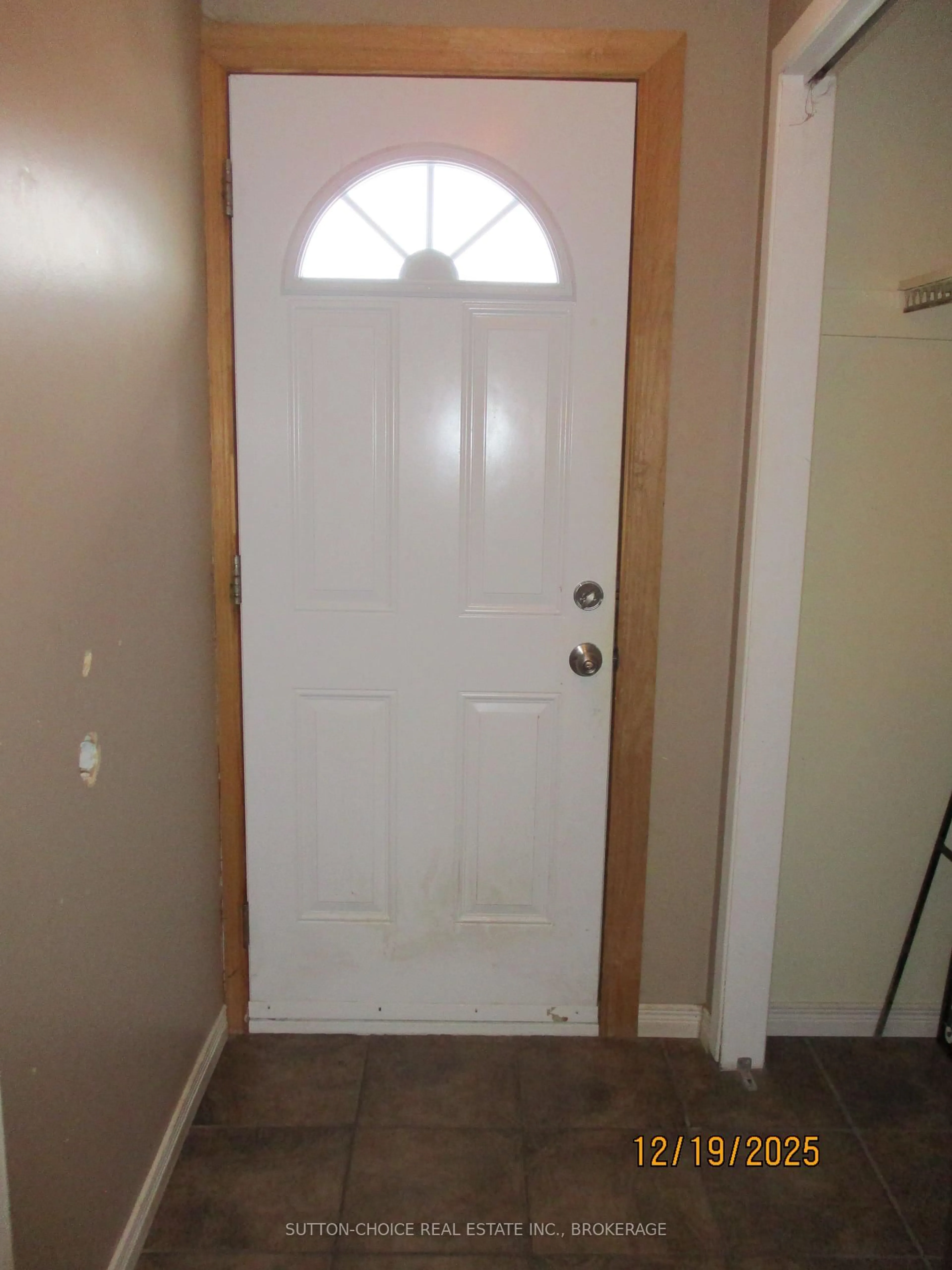 Indoor entryway for 1225 Harrison St, North Bay Ontario P1B 6H1
