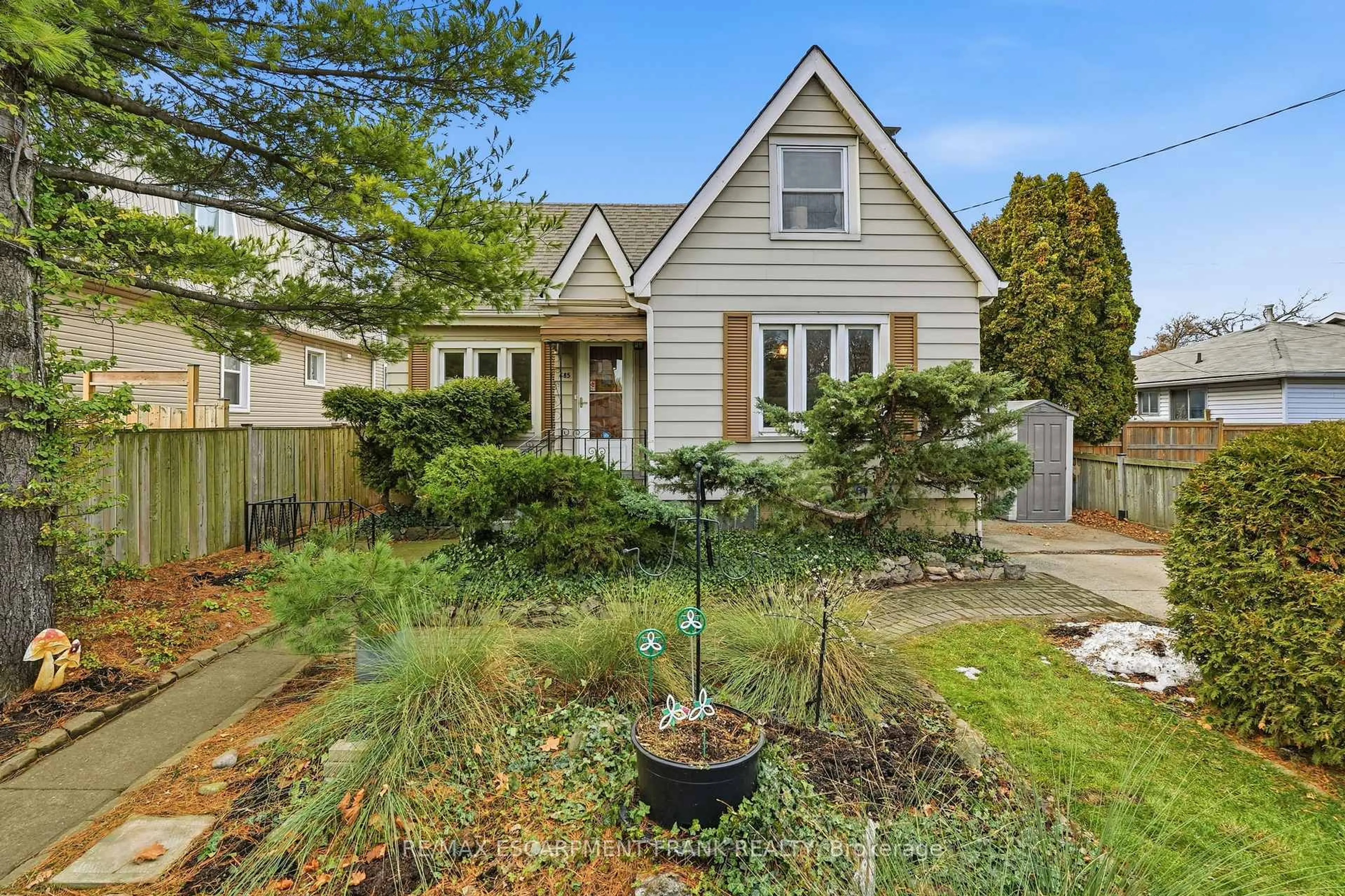 Home with vinyl exterior material, street for 685 Dunn Ave, Hamilton Ontario L8H 6M5