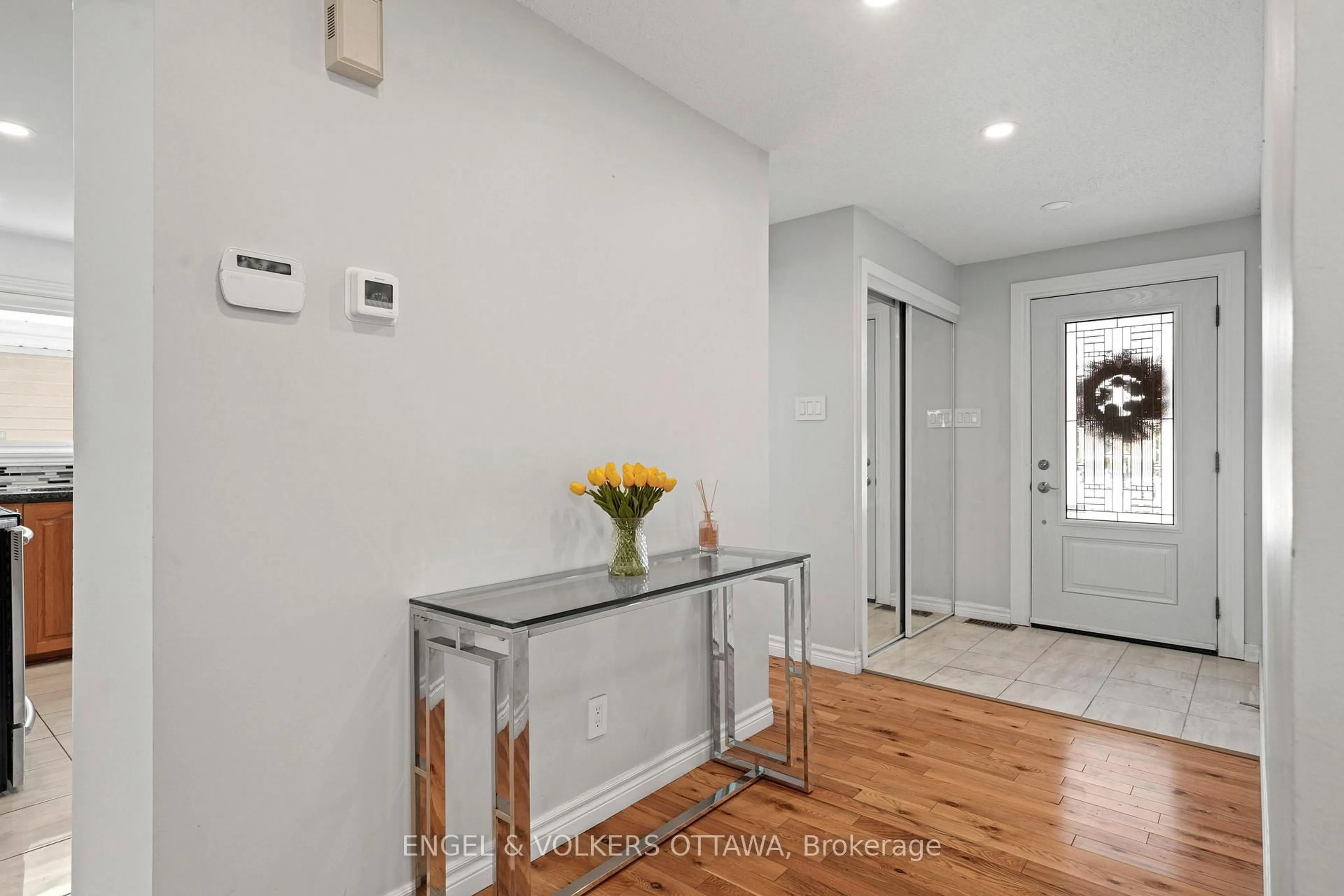 Indoor entryway for 2060 Gardenway Dr, Orleans Ontario K4A 3B7